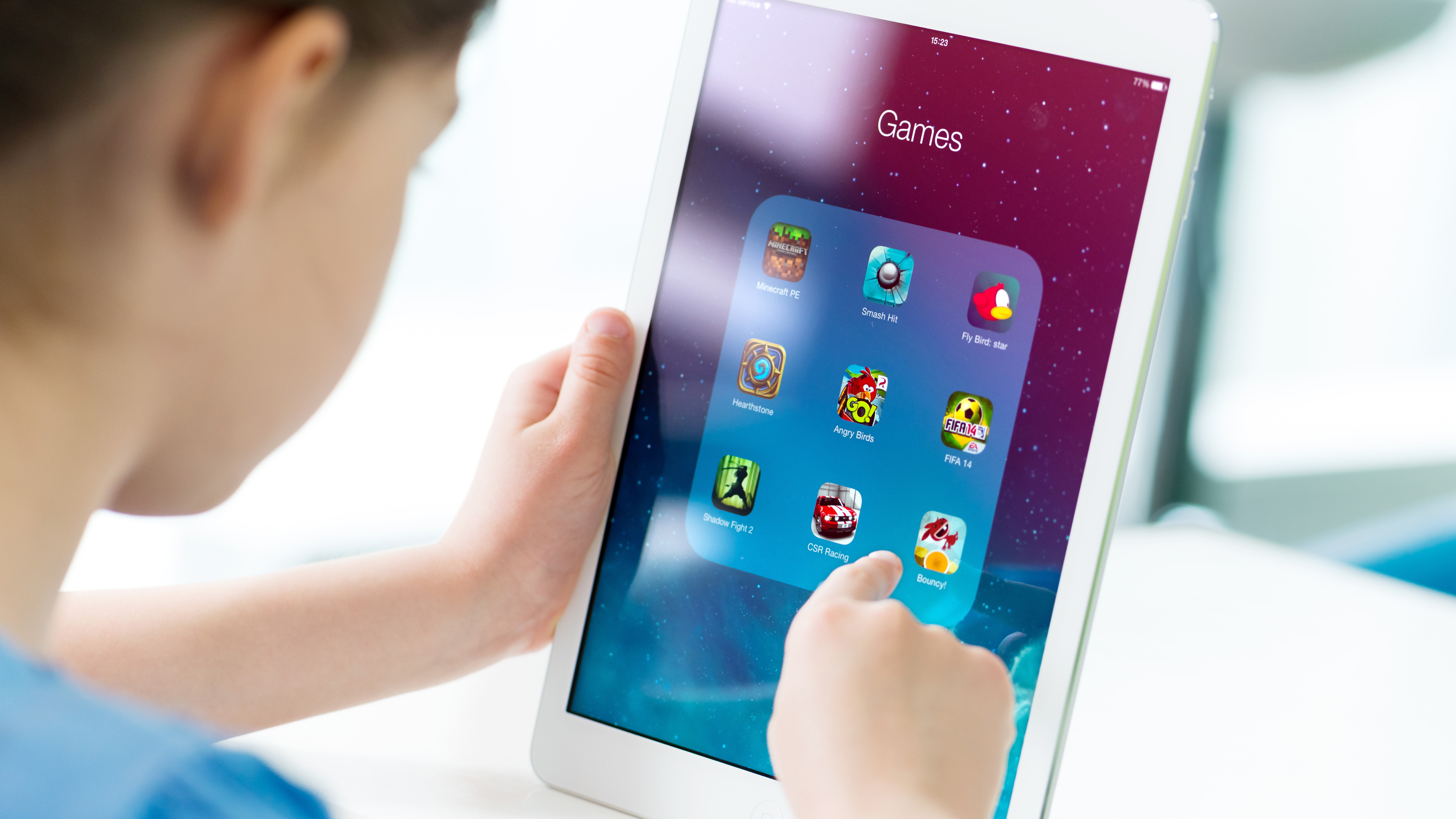 ילד המשתמש ב- iPad mini