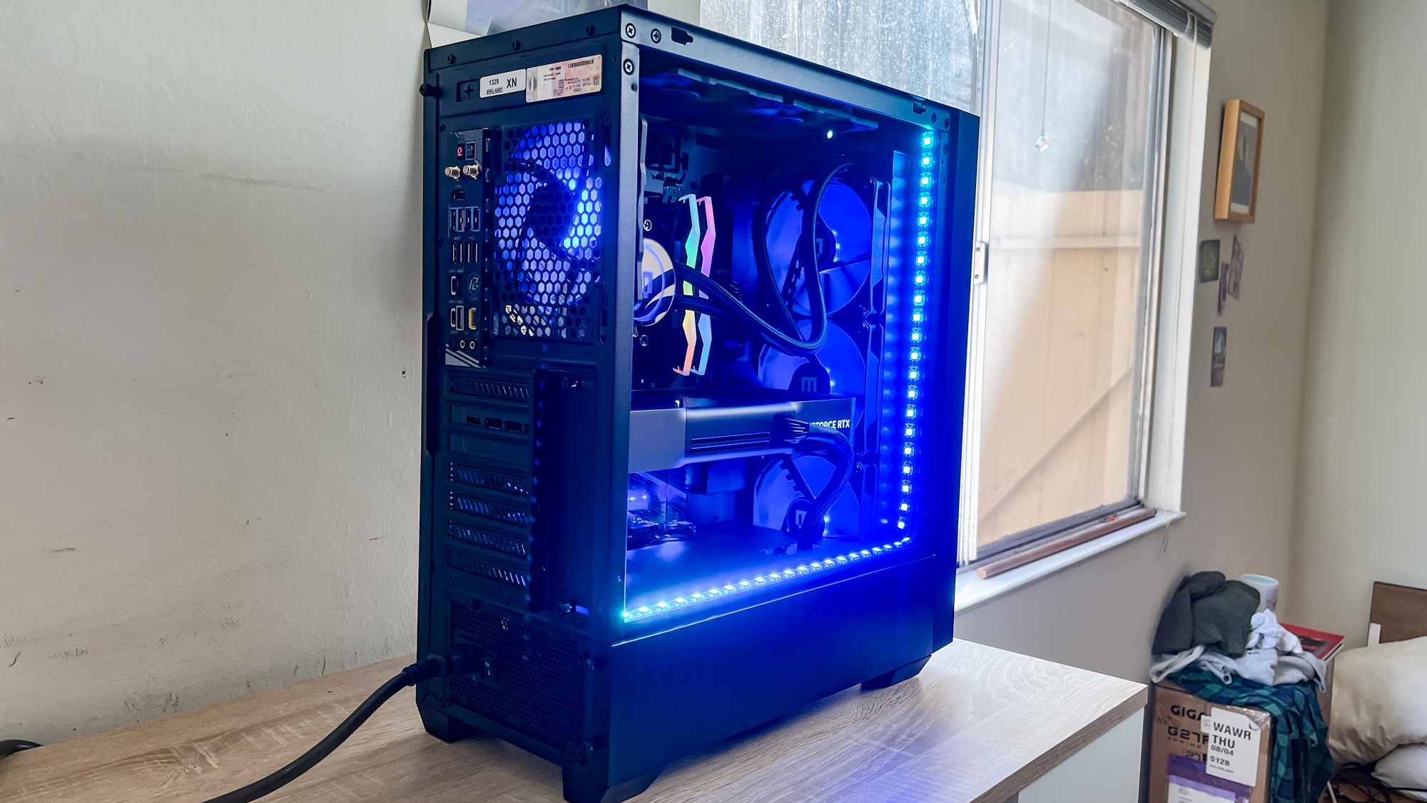Maingear MG-1 Gaming PC Suppor יחידה בפעולה