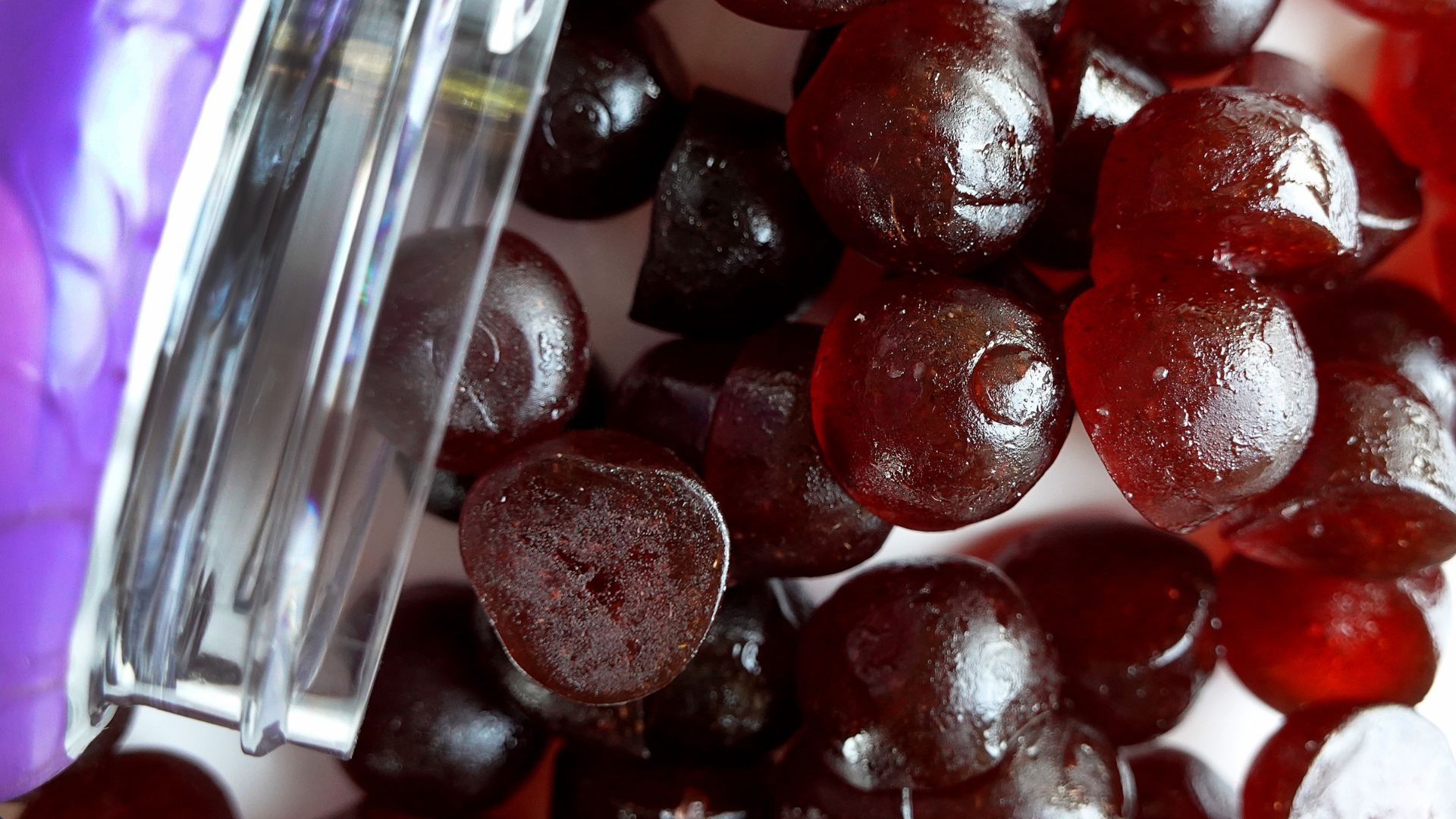 מקרוב של צנצנת נשפכת מלאה בגומי מלטונין בטעם תות לשינה.