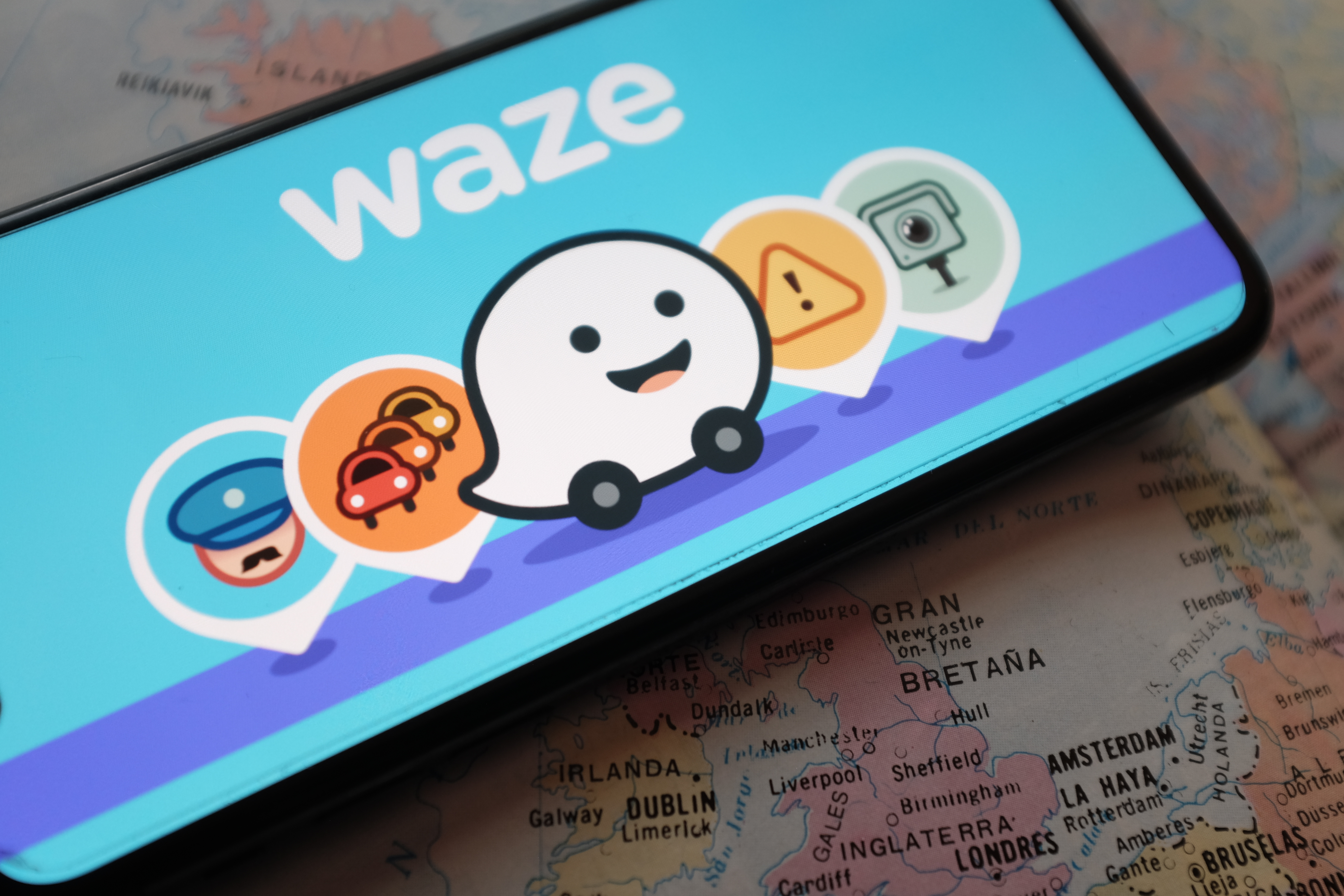 אפליקציית Waze בטלפון