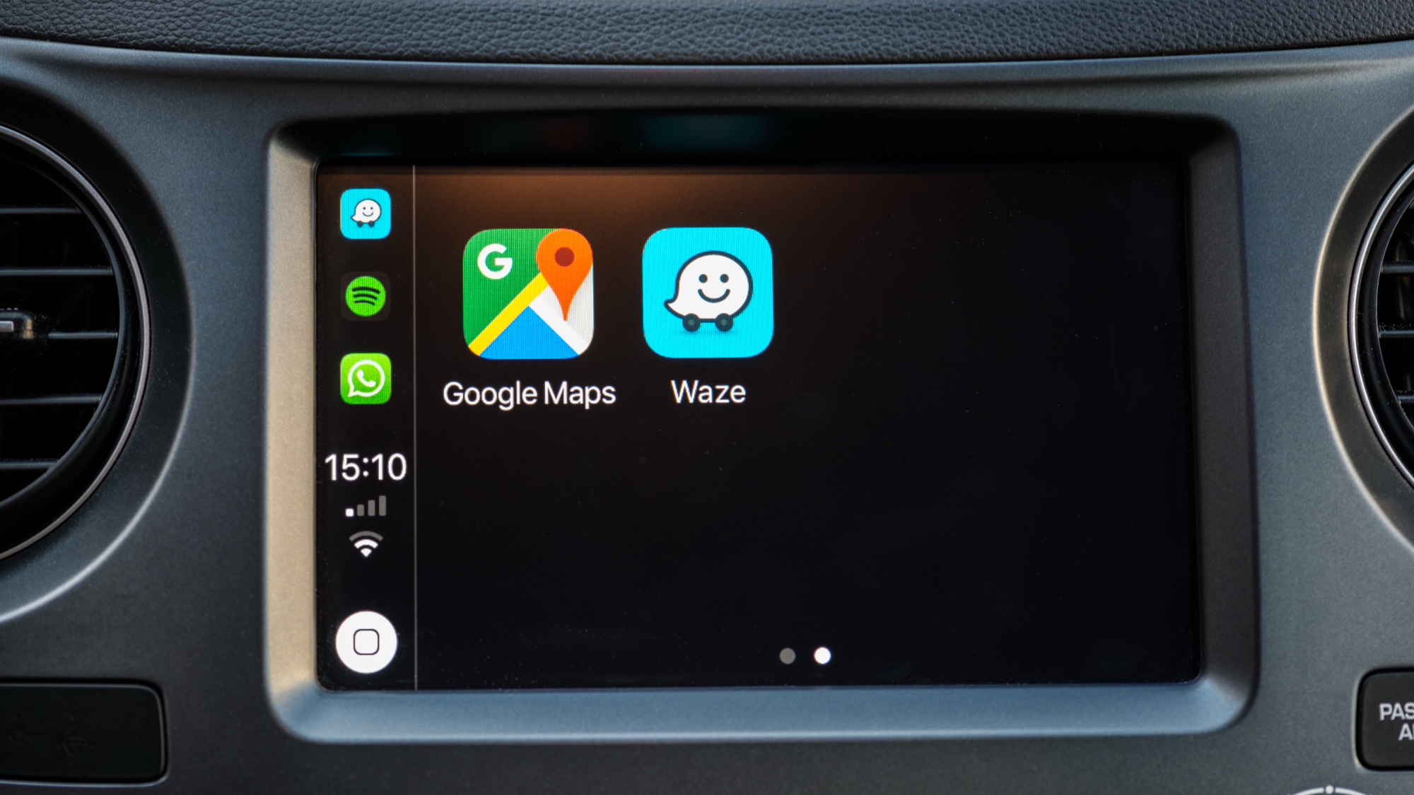 מפות גוגל וסמלי Waze על לוח מחוונים לרכב 