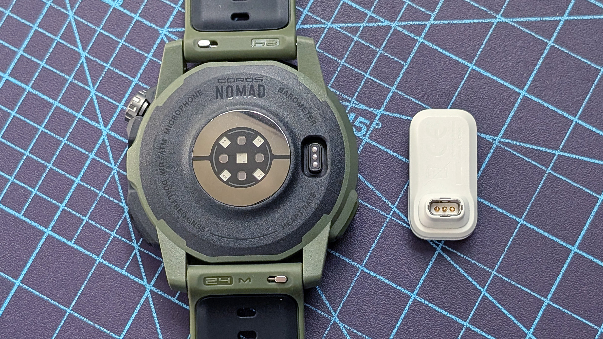 מקרוב את שעון החכם המחוספס של Coros Nomad בירוק כהה