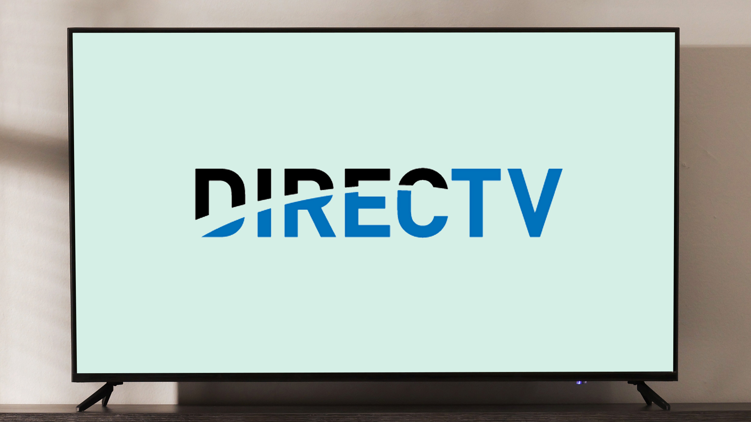לוגו DirectV על מסך טלוויזיה