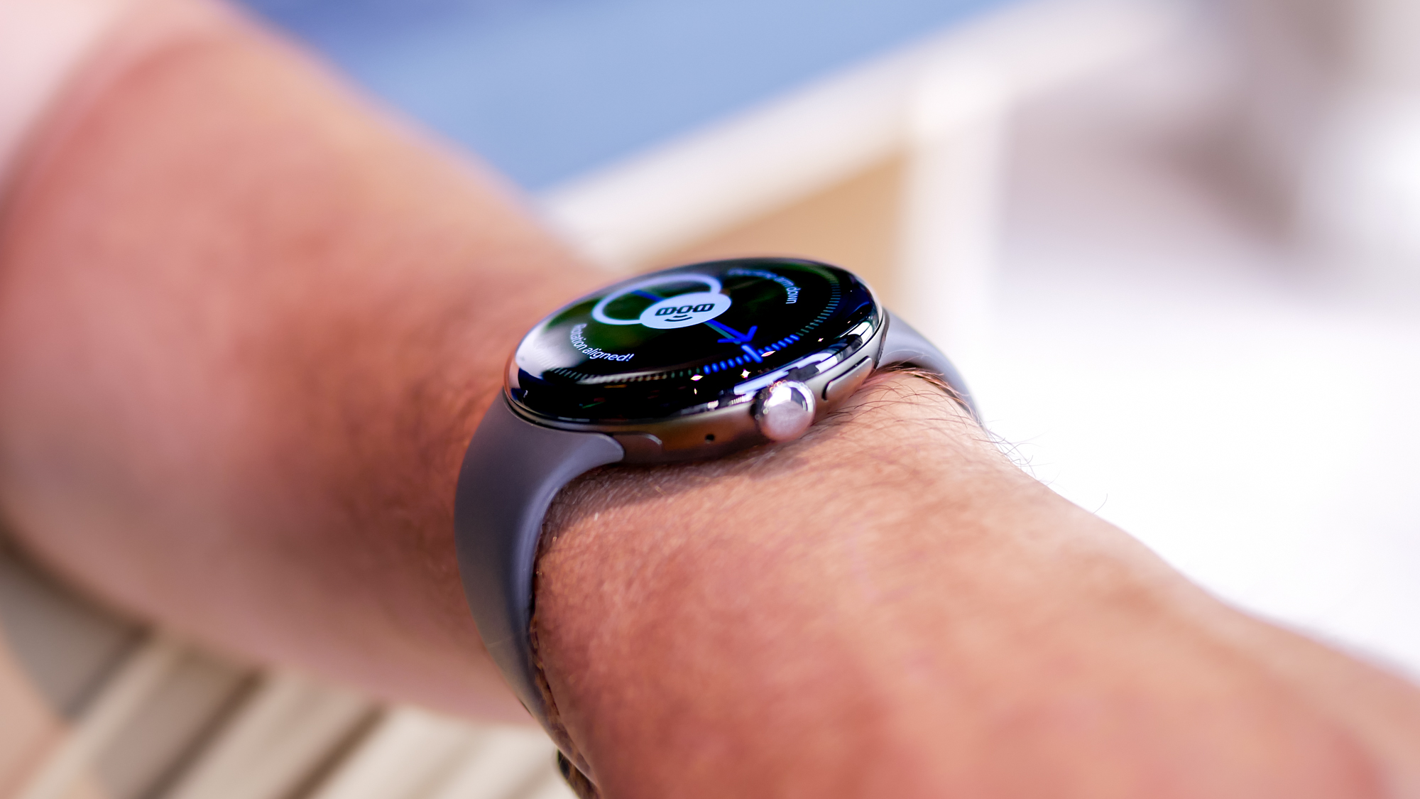מקרוב את הכתר הדיגיטלי בצד של Google Pixel Watch 4