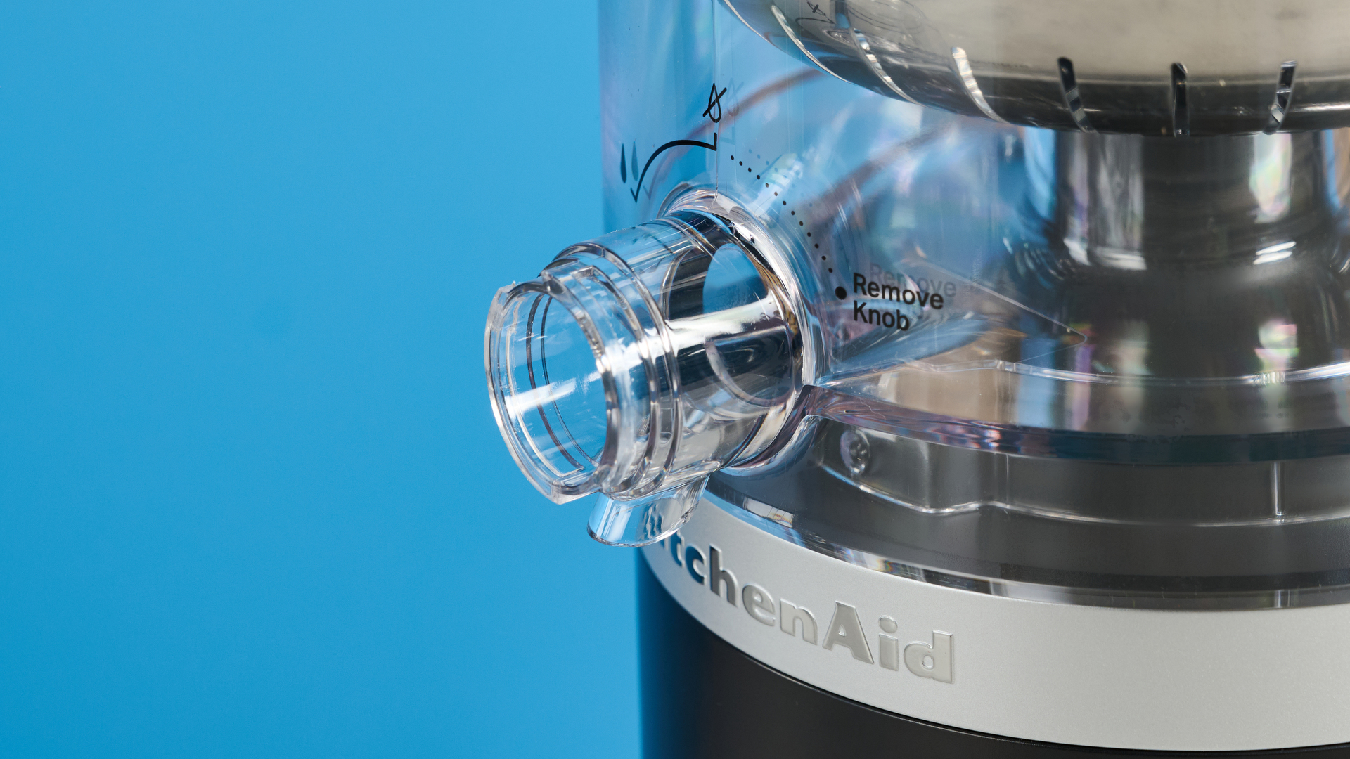 KitchenAid Go מסחטת הדרים חסרת אלחוט בשחור מט שצולם מול רקע כחול.