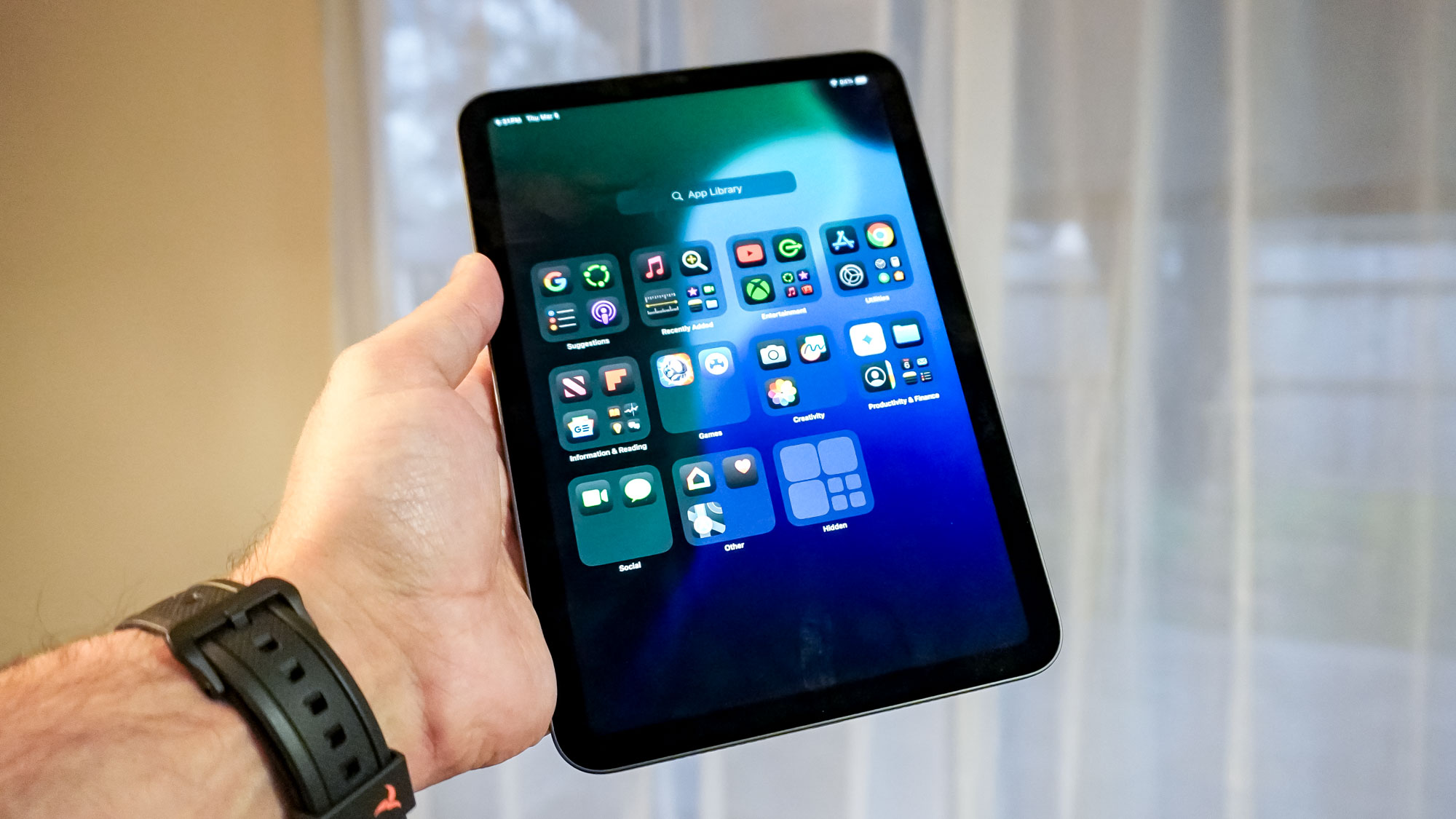 Ipad mini 7 ביד מול דלת זכוכית הזזה
