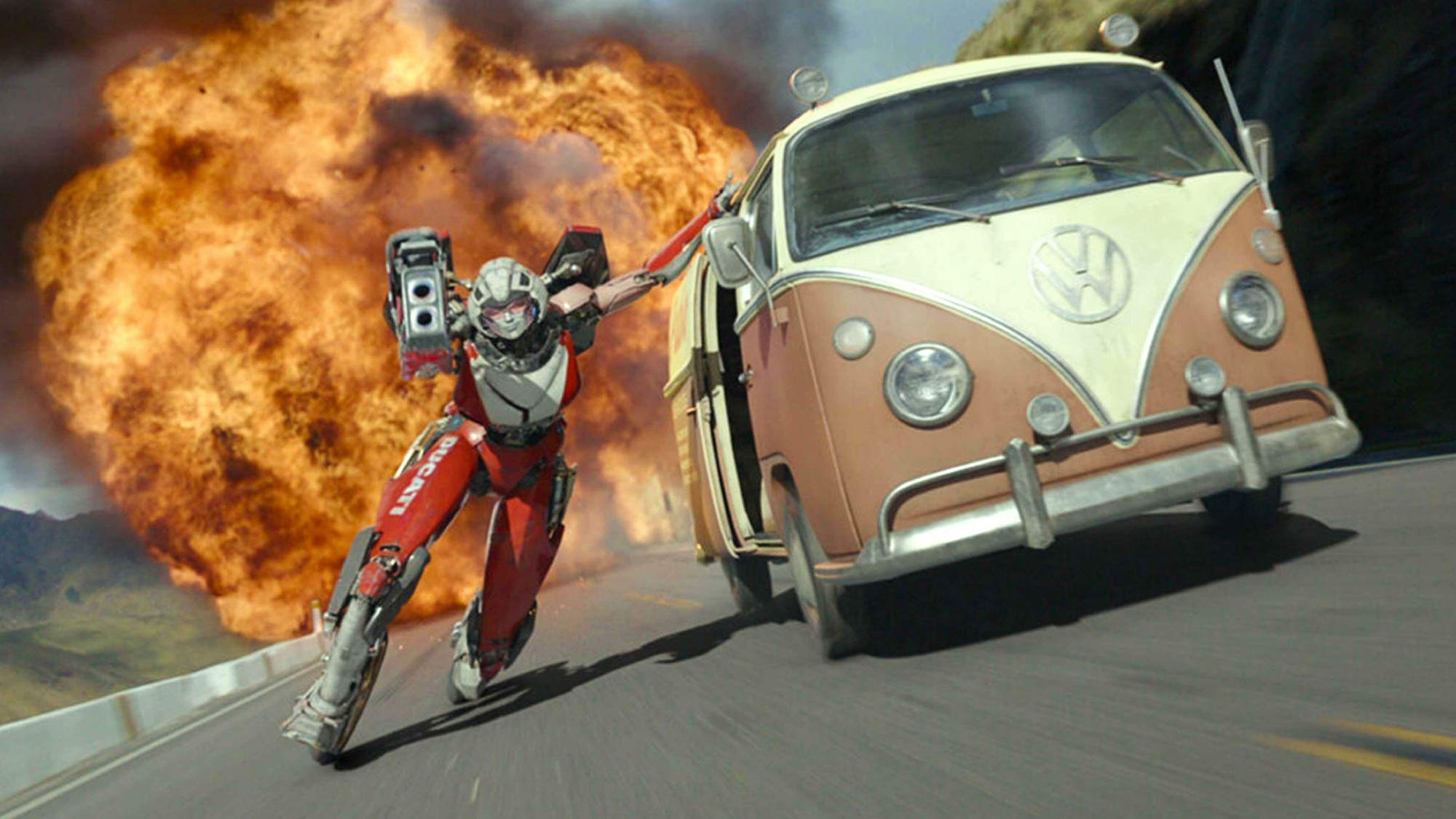 ארסי (מדובבת על ידי ליזה קושי) אוחזת באוטובוס של פולקסווגן כדי להתגבר על פיצוץ בסרט 