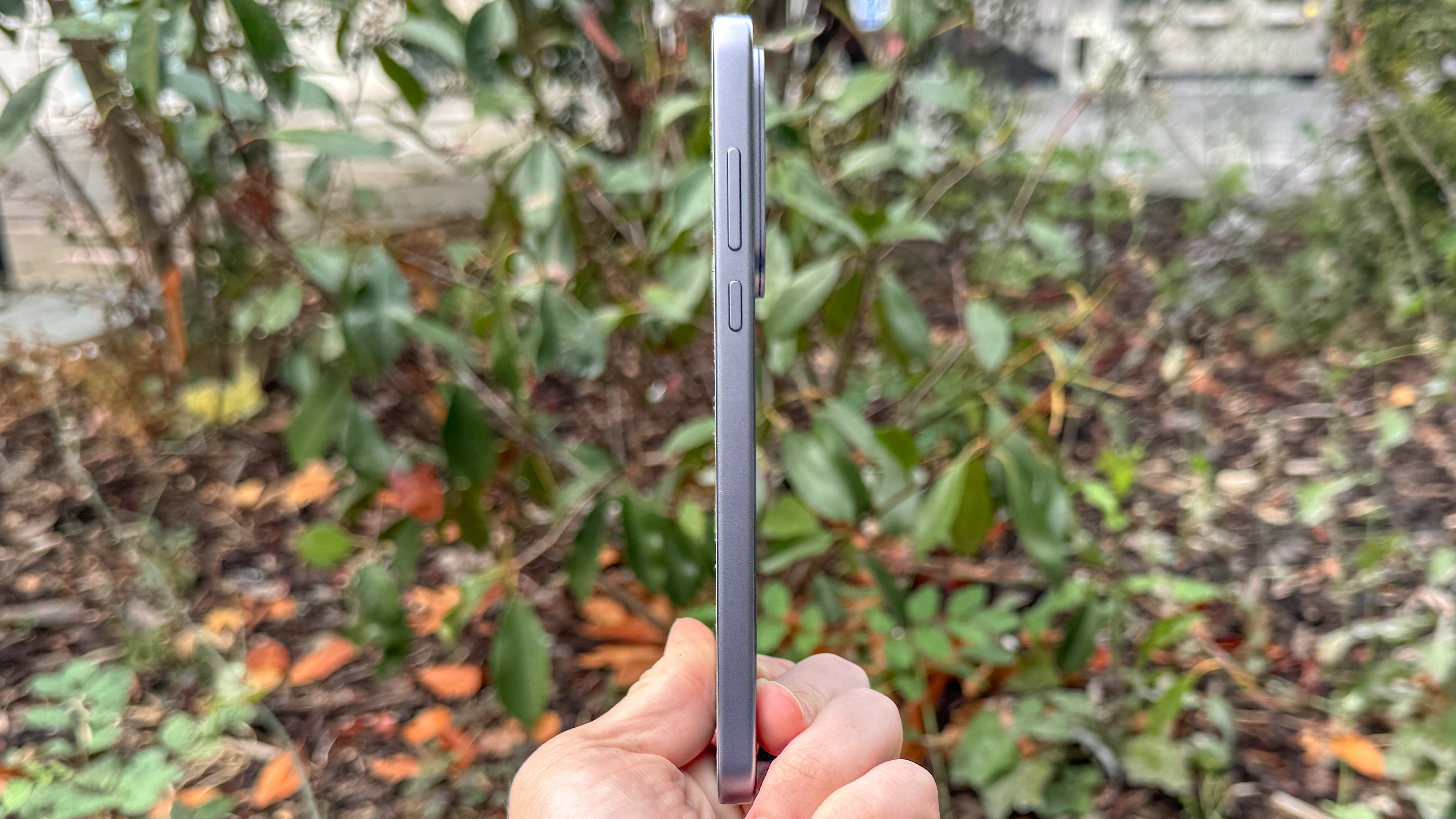 OnePlud nord 5 רזון המוצג ביד.