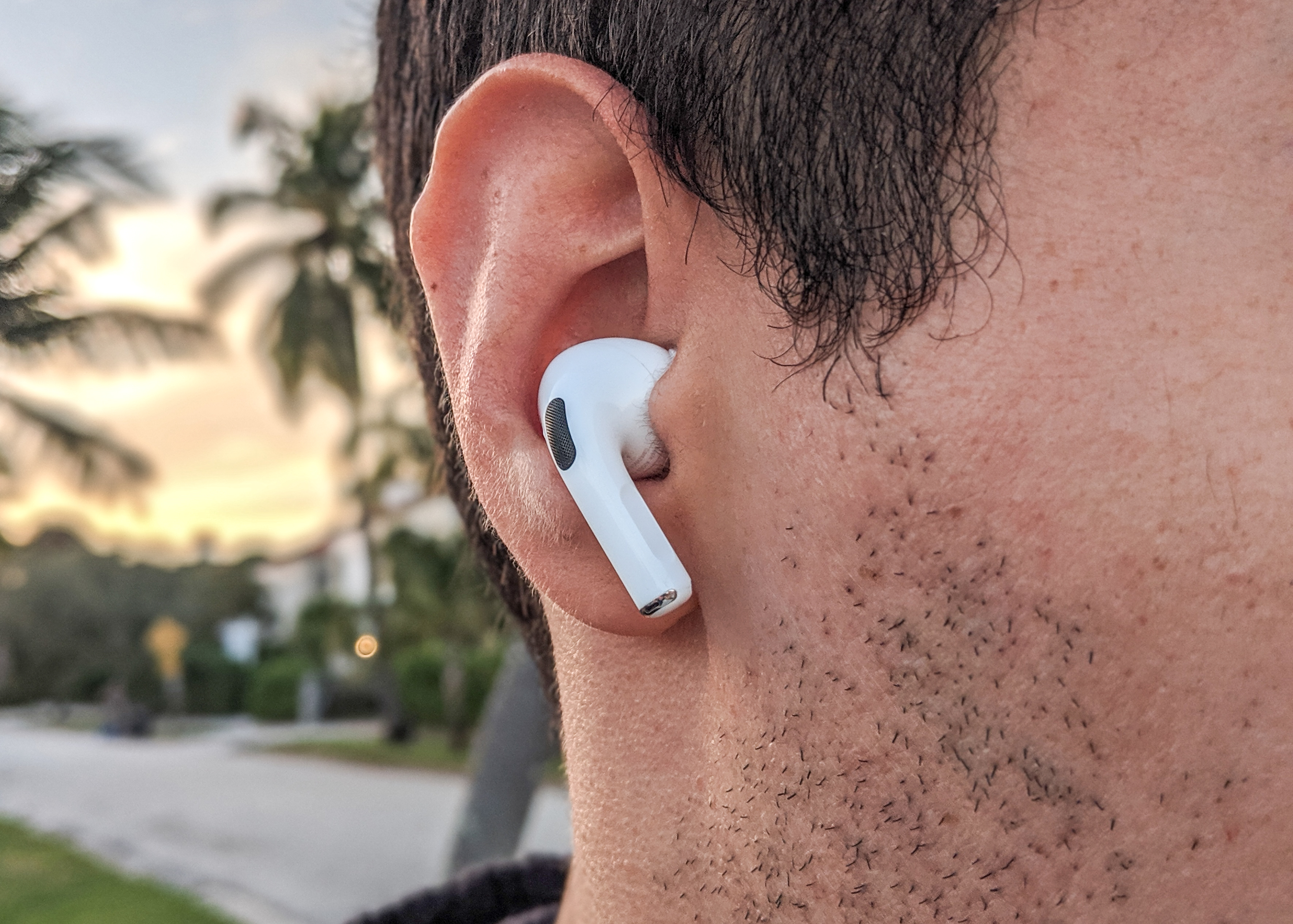 Sony WF-1000XM4 לעומת AirPods Pro