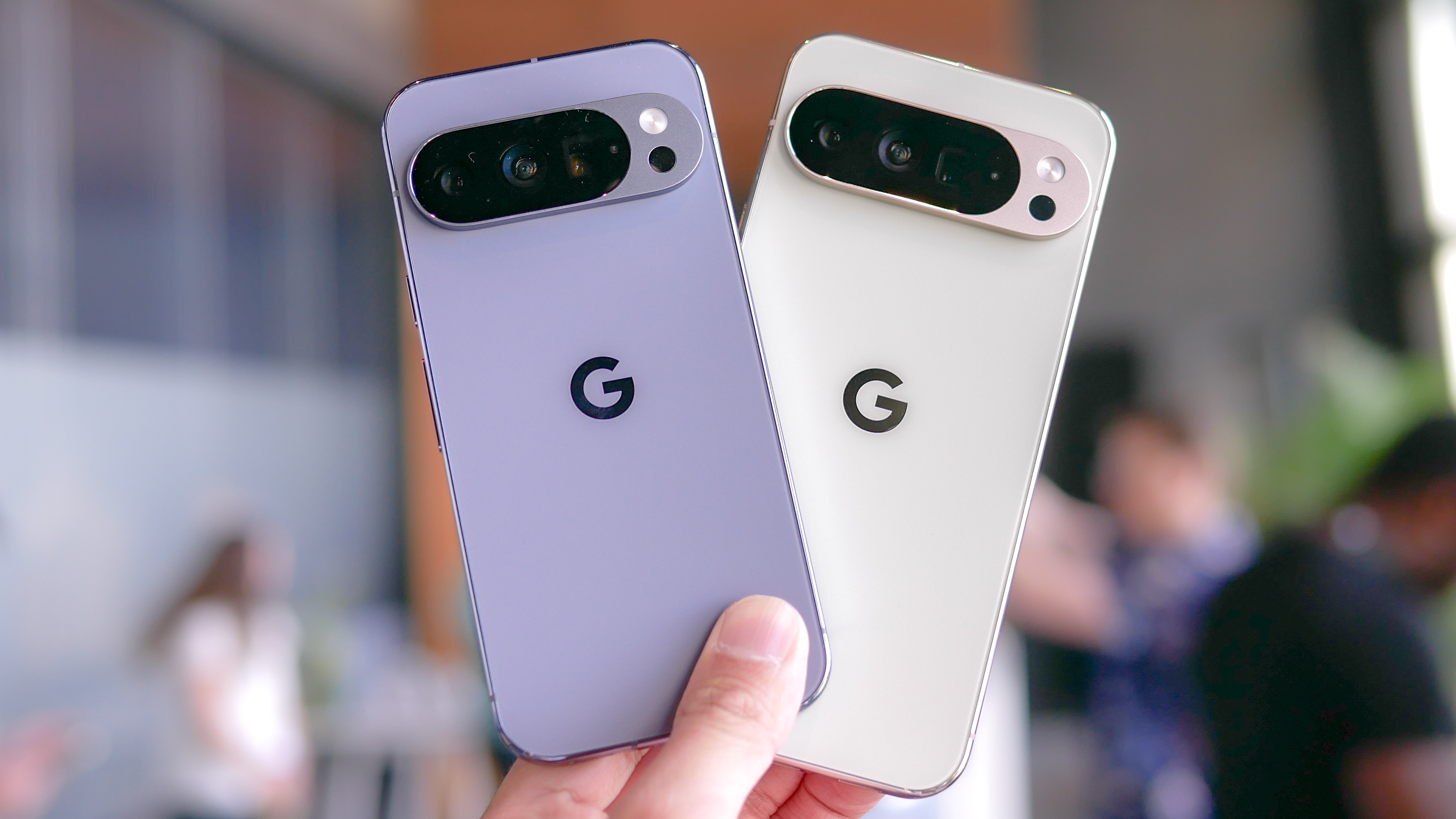 Google Pixel 10 Pro VS Pixel 10 Pro XL ידיים.