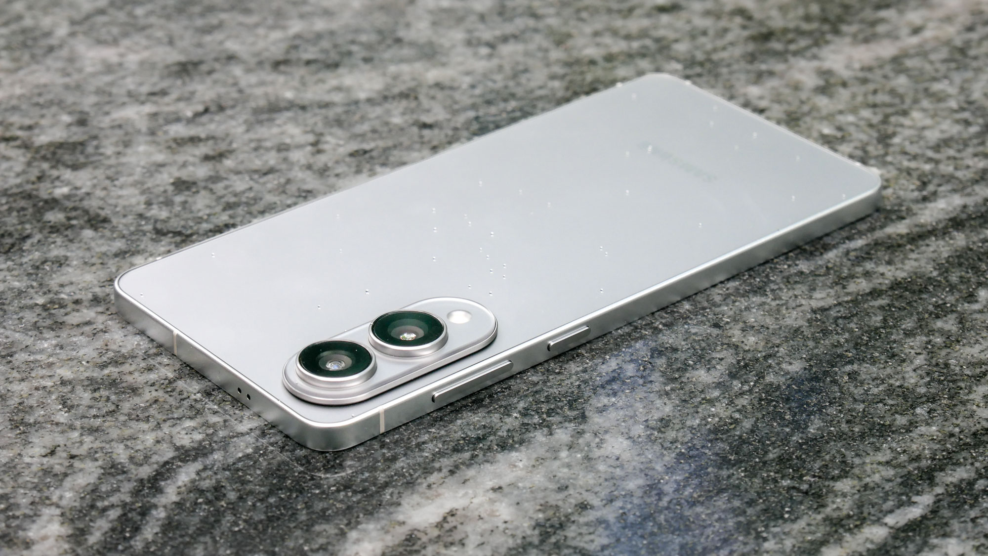 סקירה של סמסונג גלקסי S25 Edge.