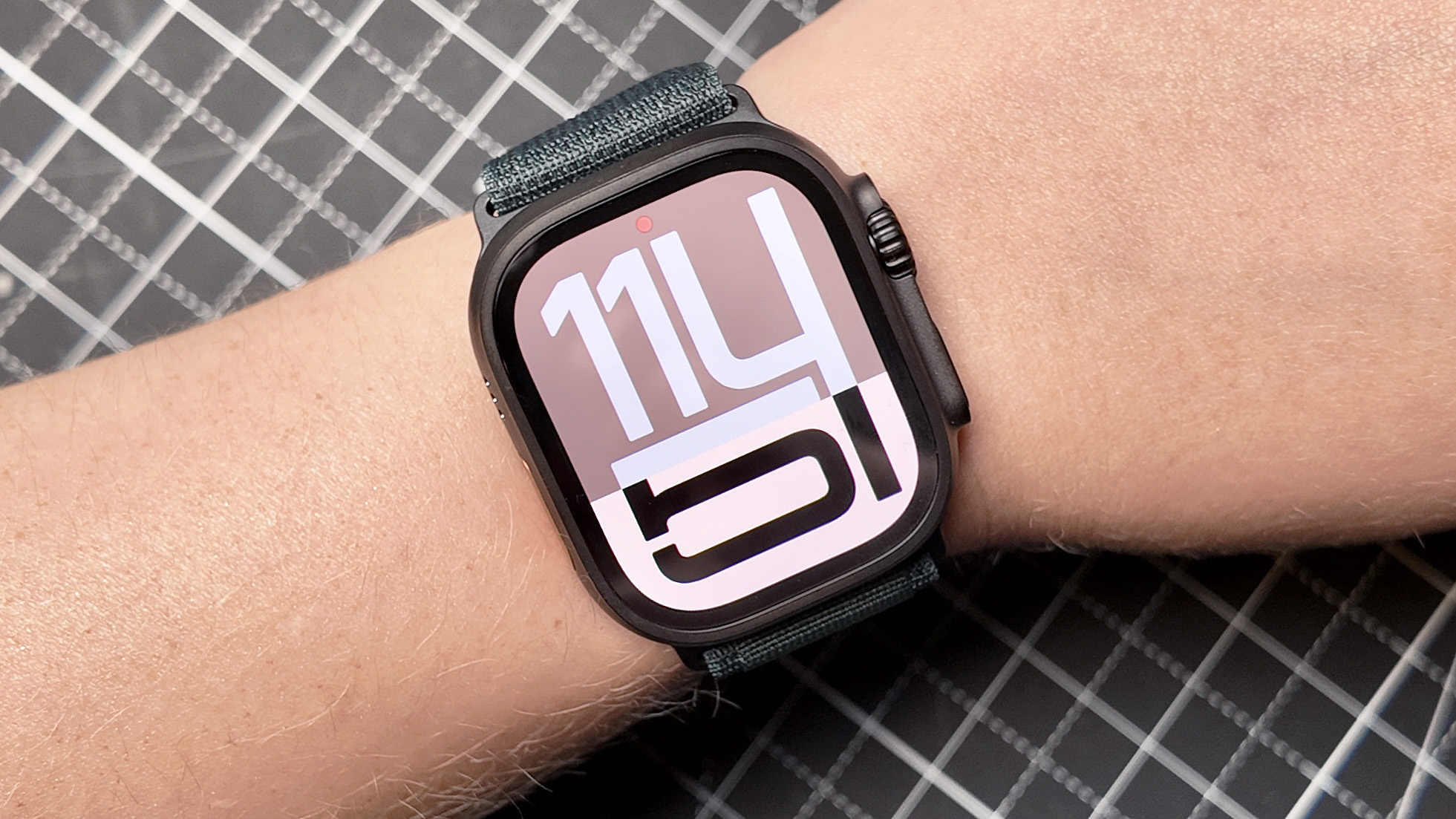 מקרוב של Apple Watch Ultra 2 ב- Jet Black בפרק כף היד של המשתמש