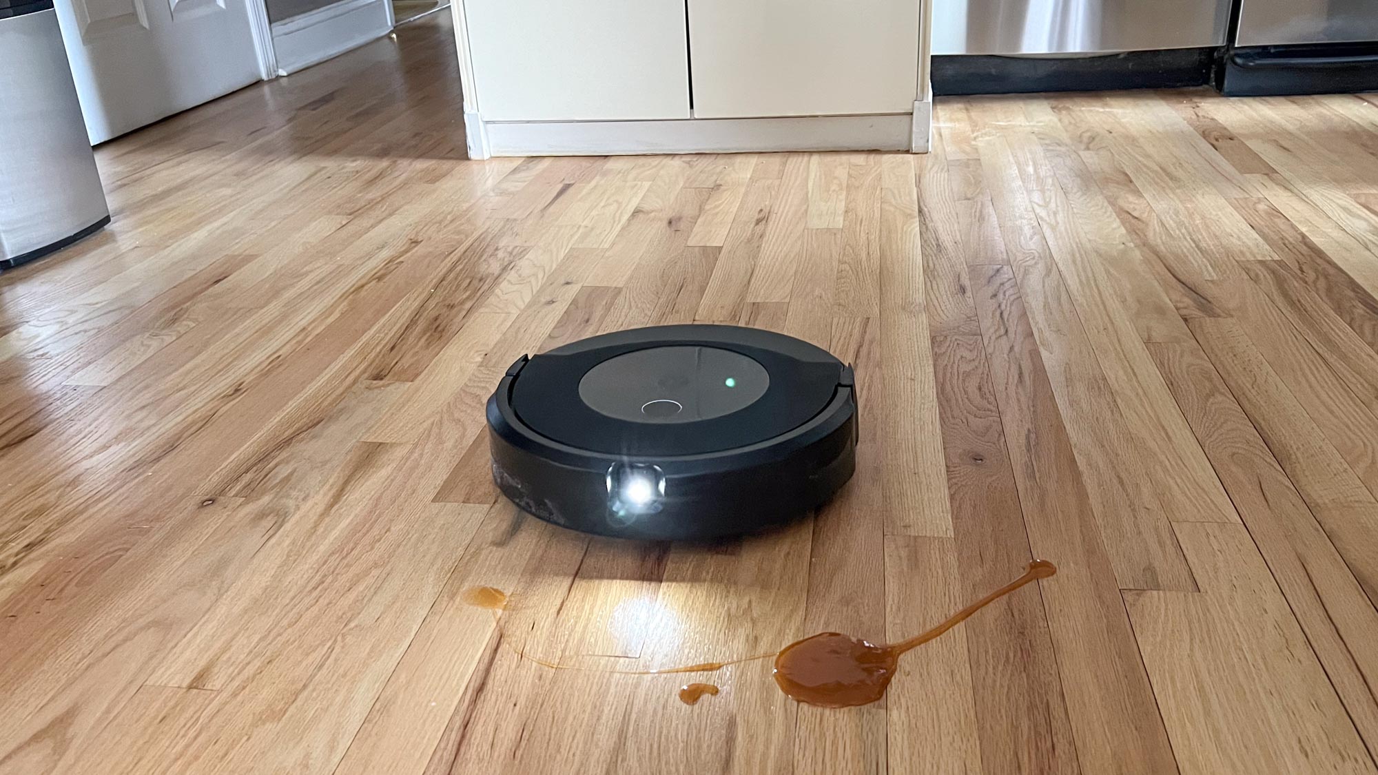 Roomba j9+ vacuum vobot vobot and mop המוצגים על הרצפה