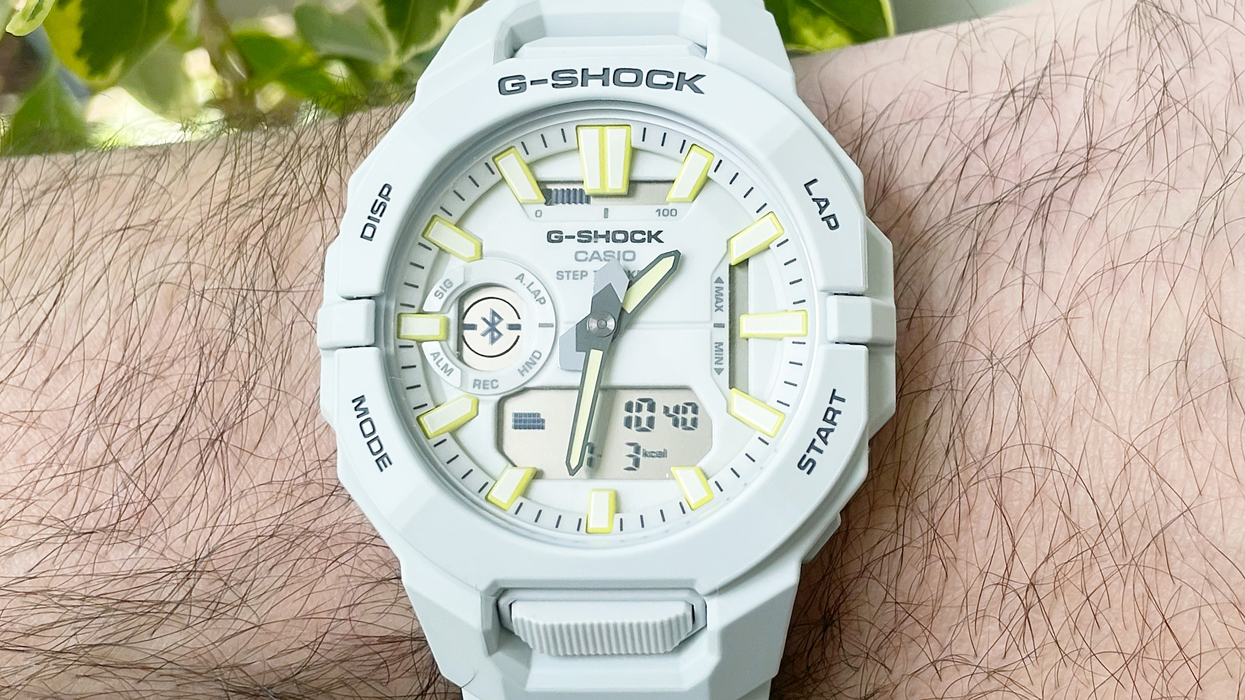 מקרוב של Casio G-Shock Move GBA950 מעקב אחר שעון חכם בכושר על שורש כף היד של הכותב