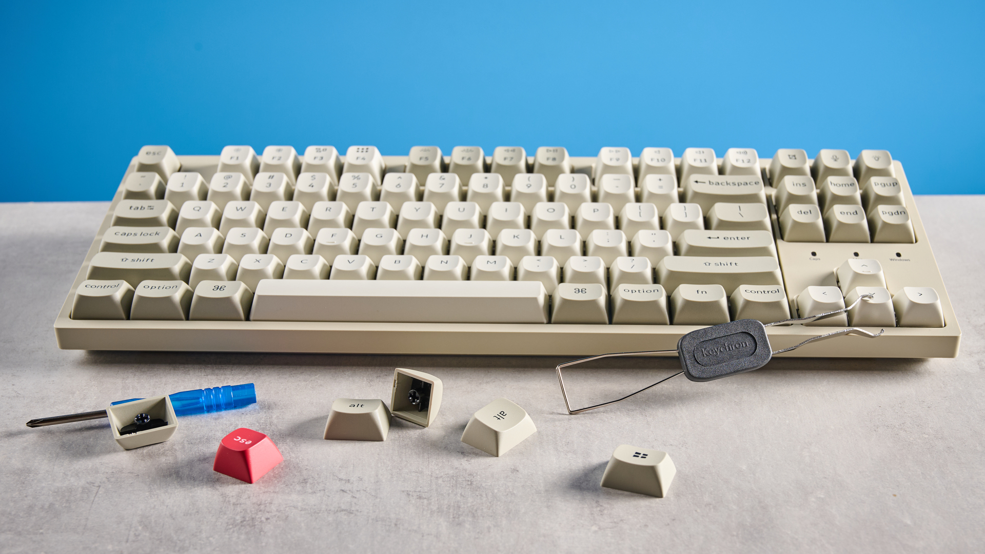 Keychron C1 Pro 8K צולם מול רקע כחול. 