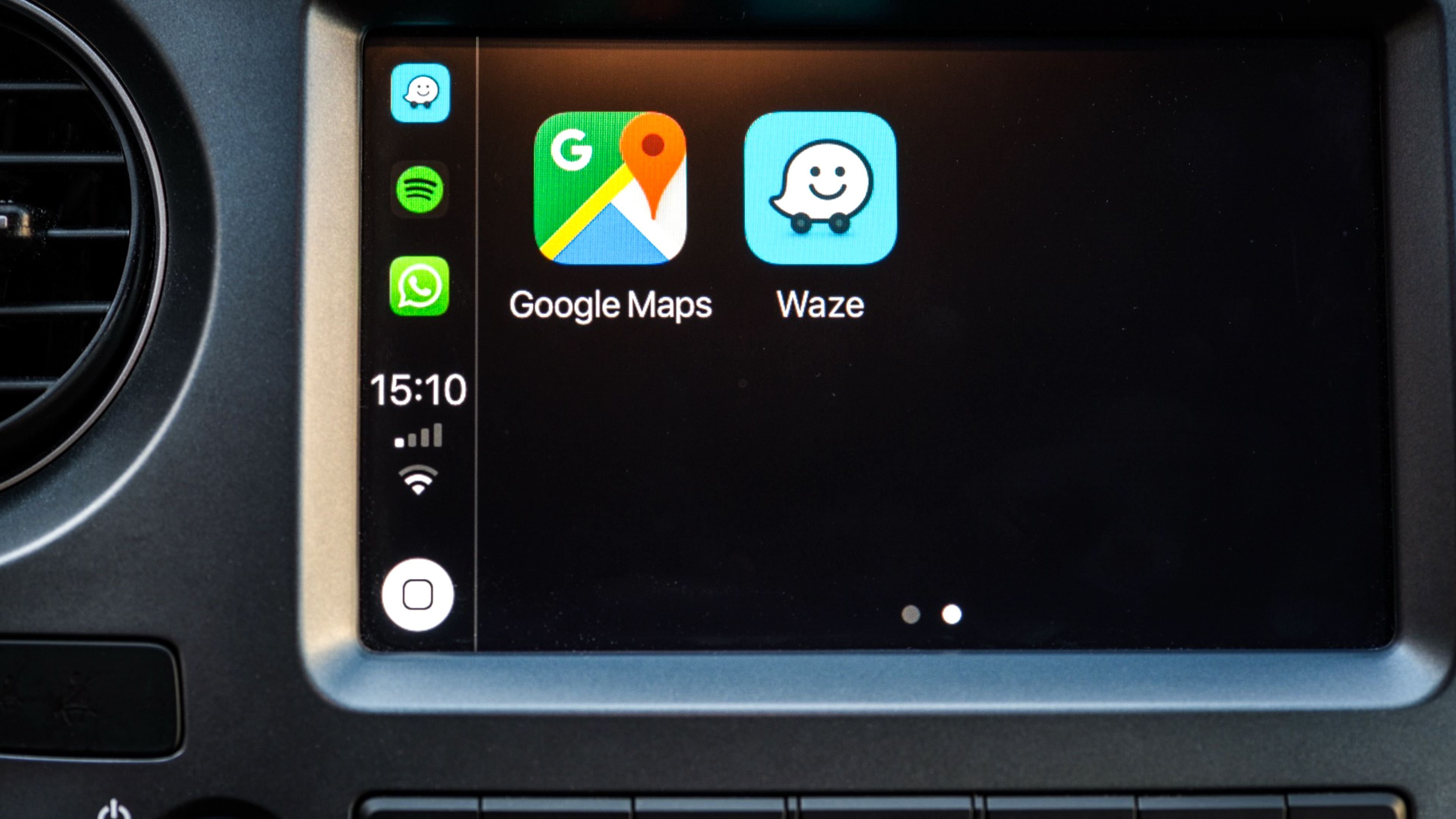 מפות Google וסמלים של Waze על צג מחשב לוח המחוונים 