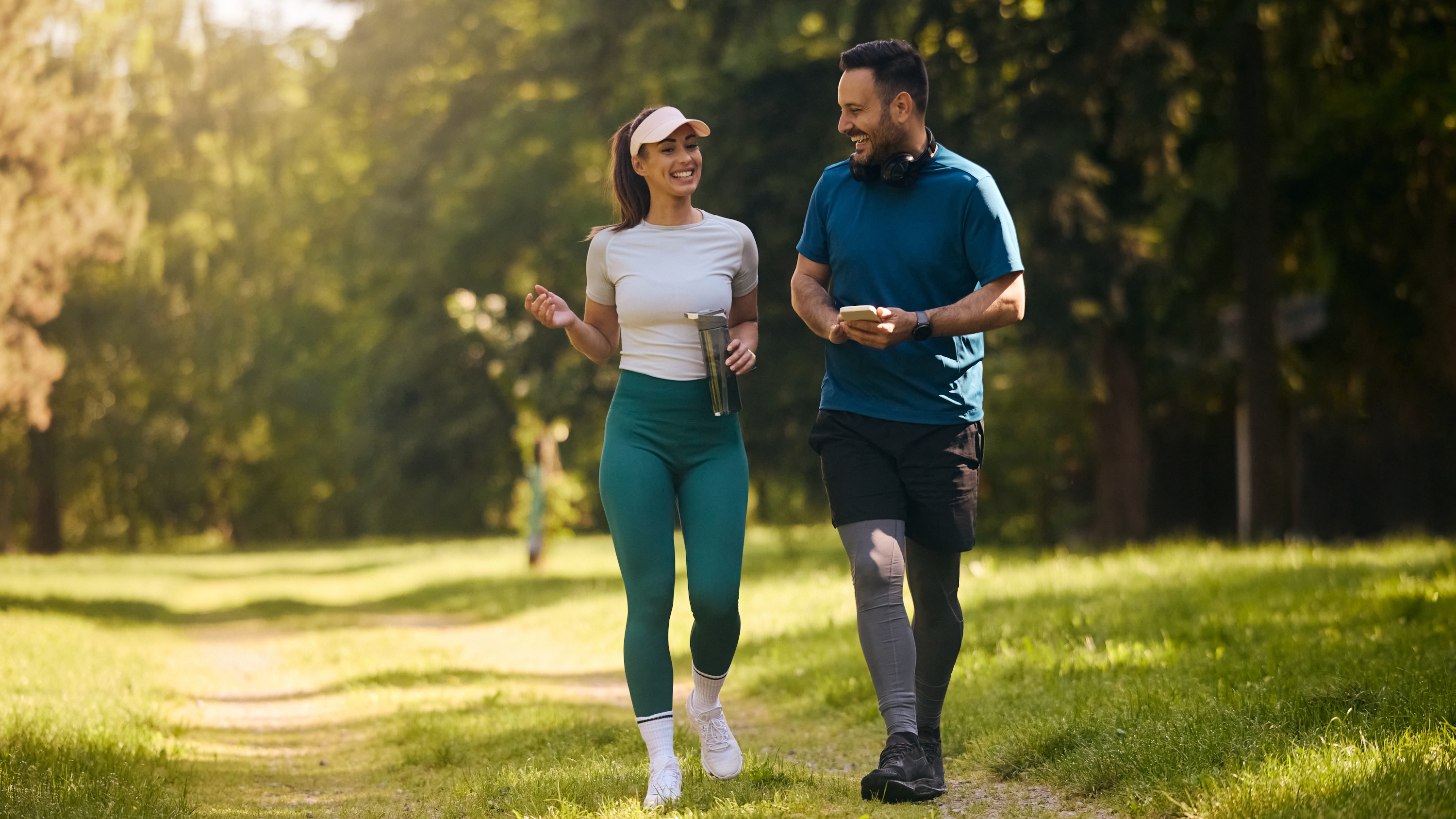 גבר ואישה מאושרים הולכים יחד בטבע