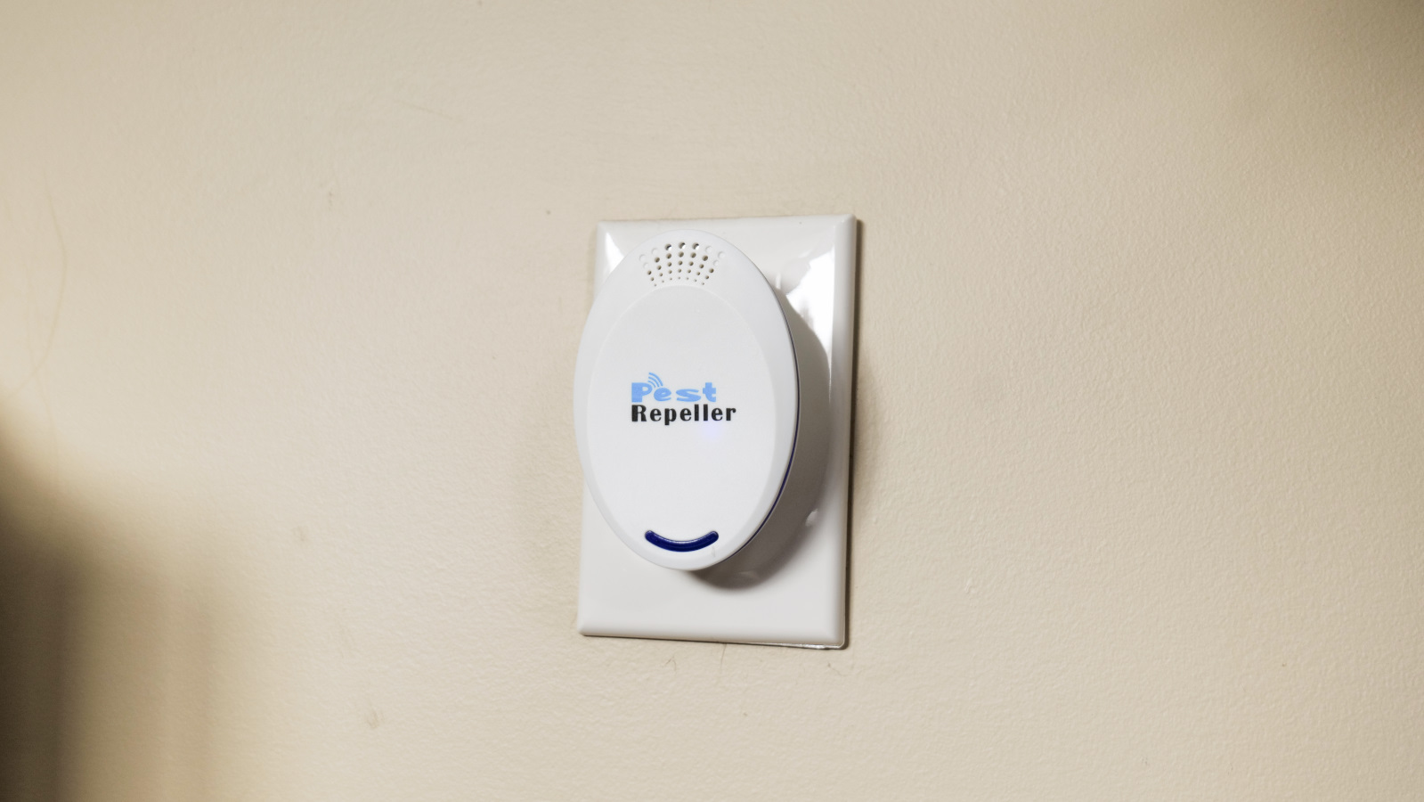 דהיית מזיקים קולית המותקנת ב- Outlet.