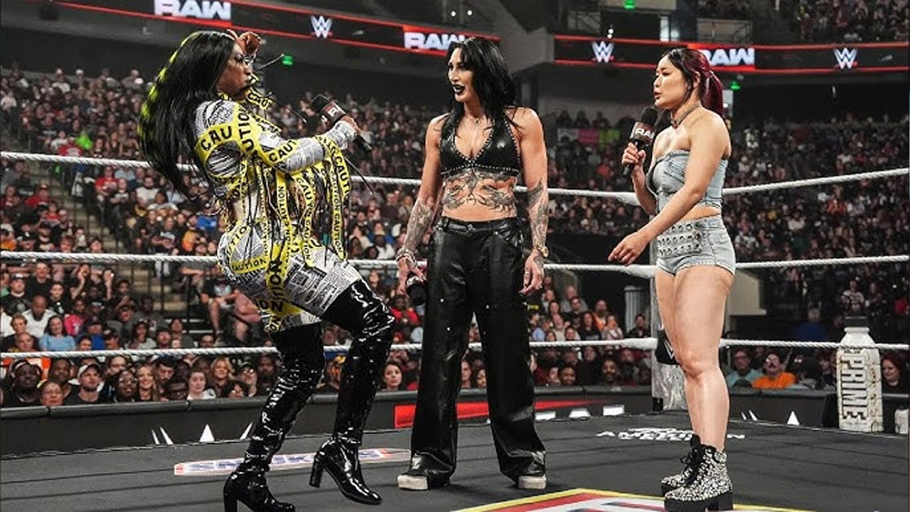 נעמי מגנה על אליפות העולם לנשים WWE נגד Rhea Ripley ו- Iyo Sky ב- Summerslam 2025