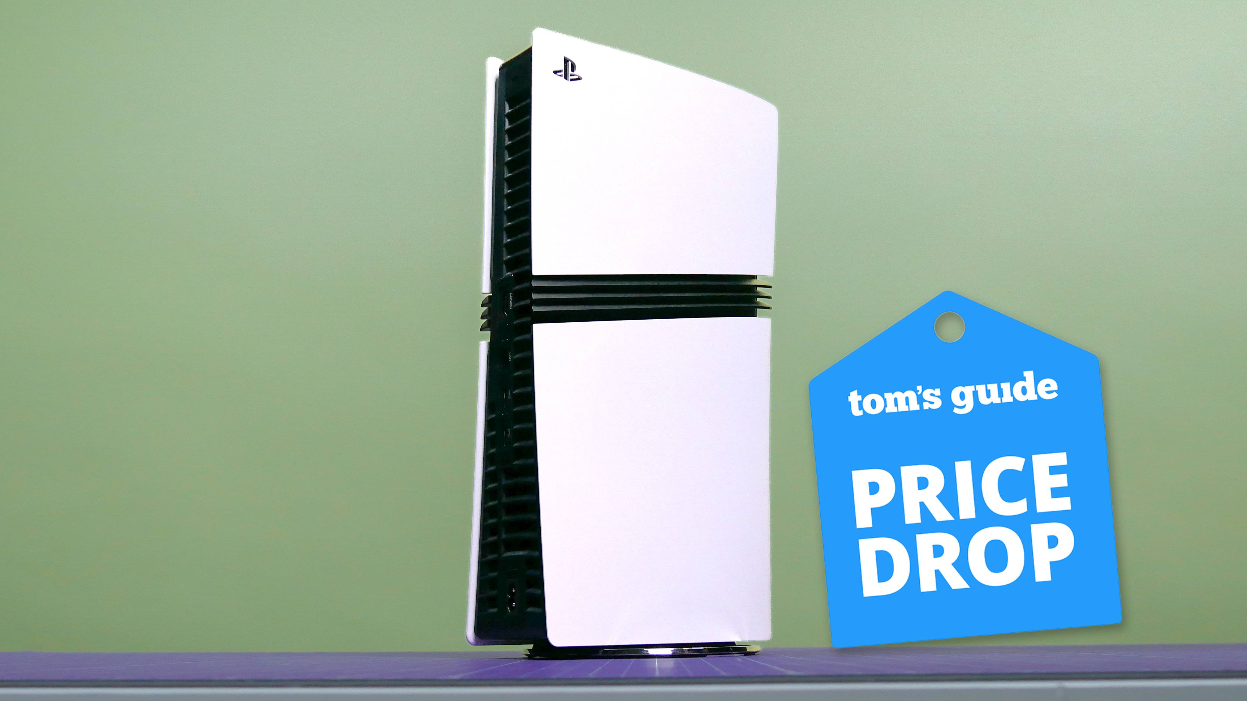 PS5 Pro עומד על שולחן עם רקע ירוק עם תג ירידת מחיר מדריך