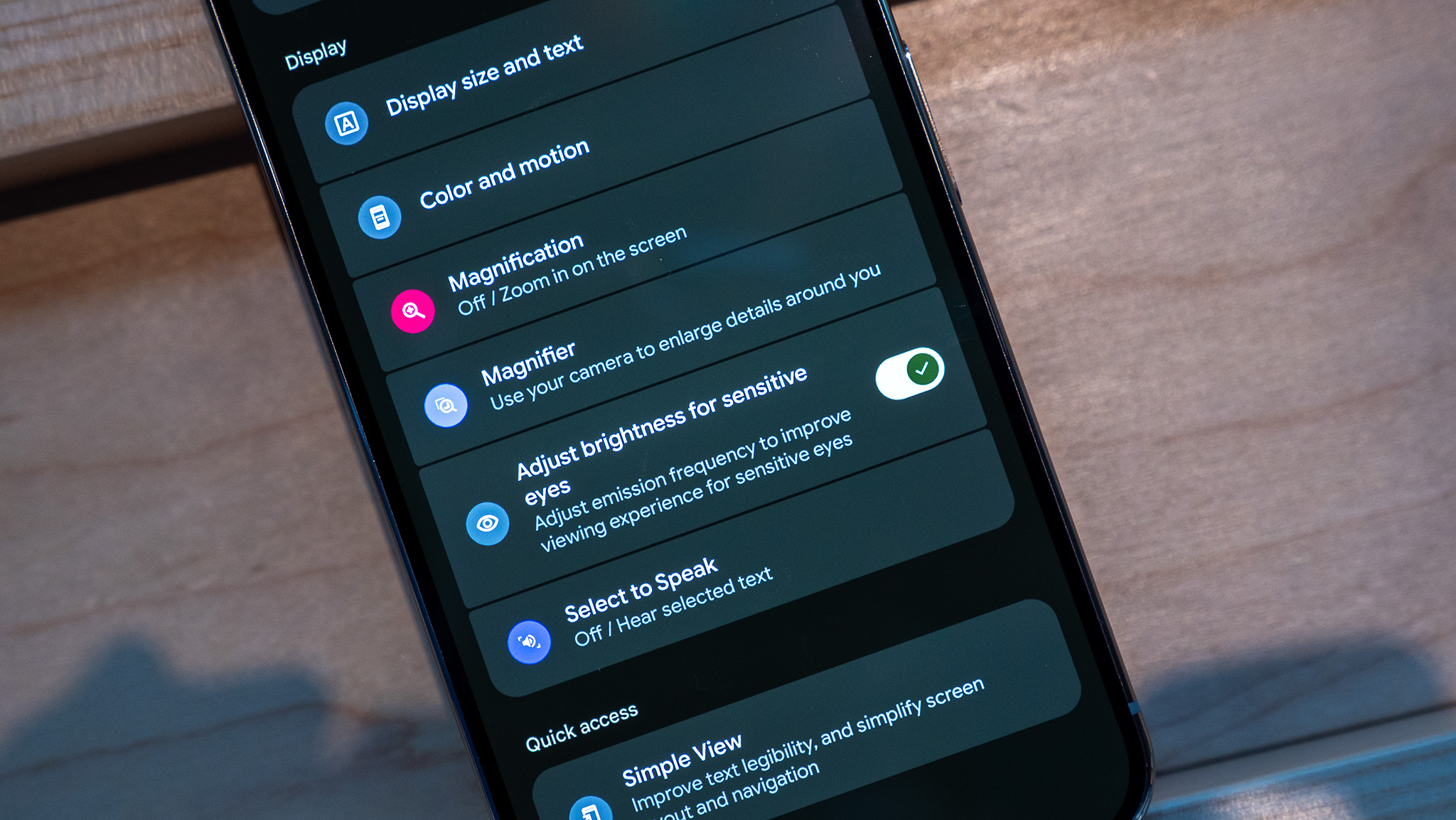 Pixel 10 Pro התאמה בהירות להגדלת עיניים רגישות באפליקציית ההגדרות