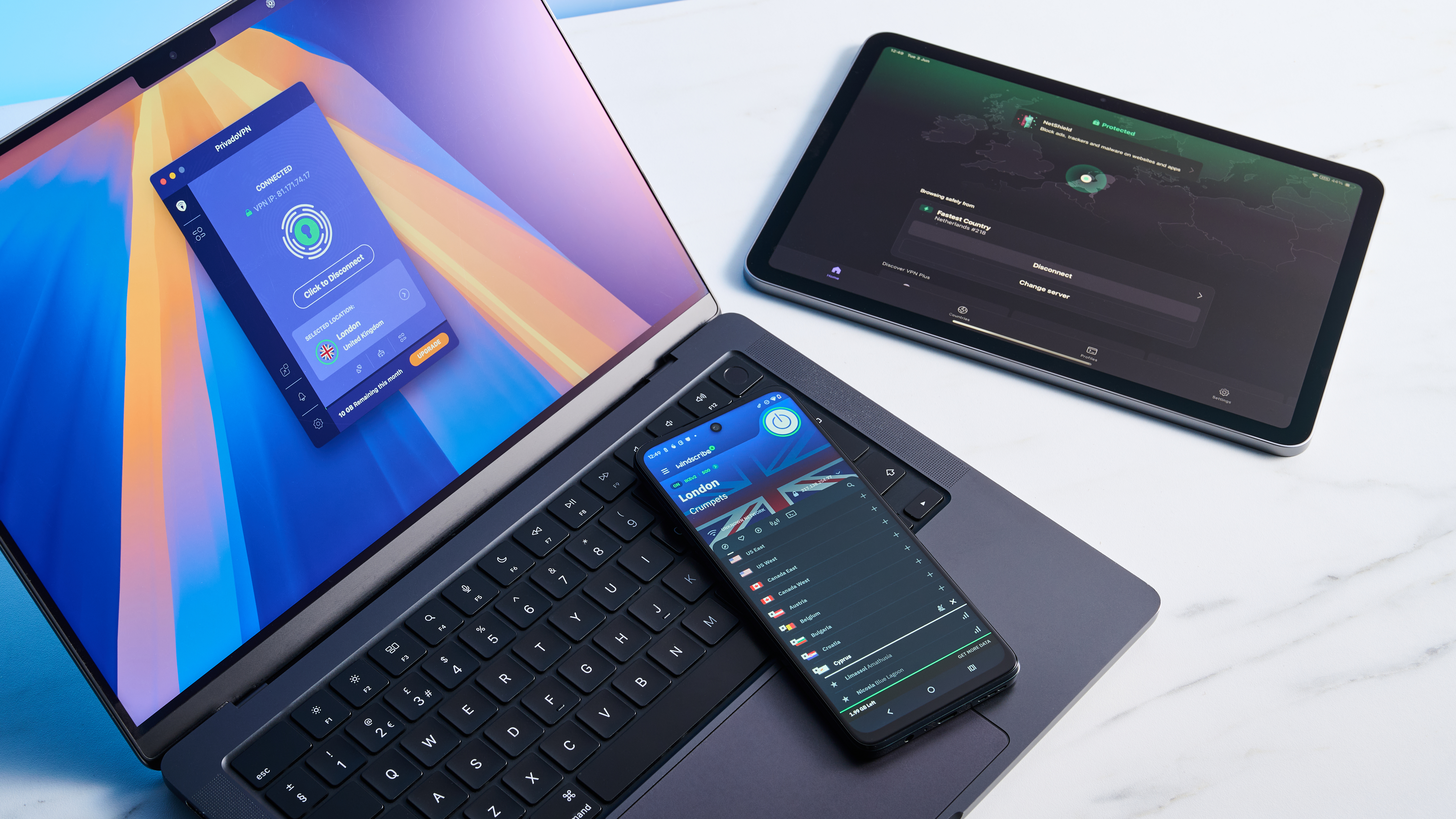 Privadovpn, Proton VPN ו- Windscrike על מגוון מכשירים, על רקע לבן עם תאורה אחורית כחולה