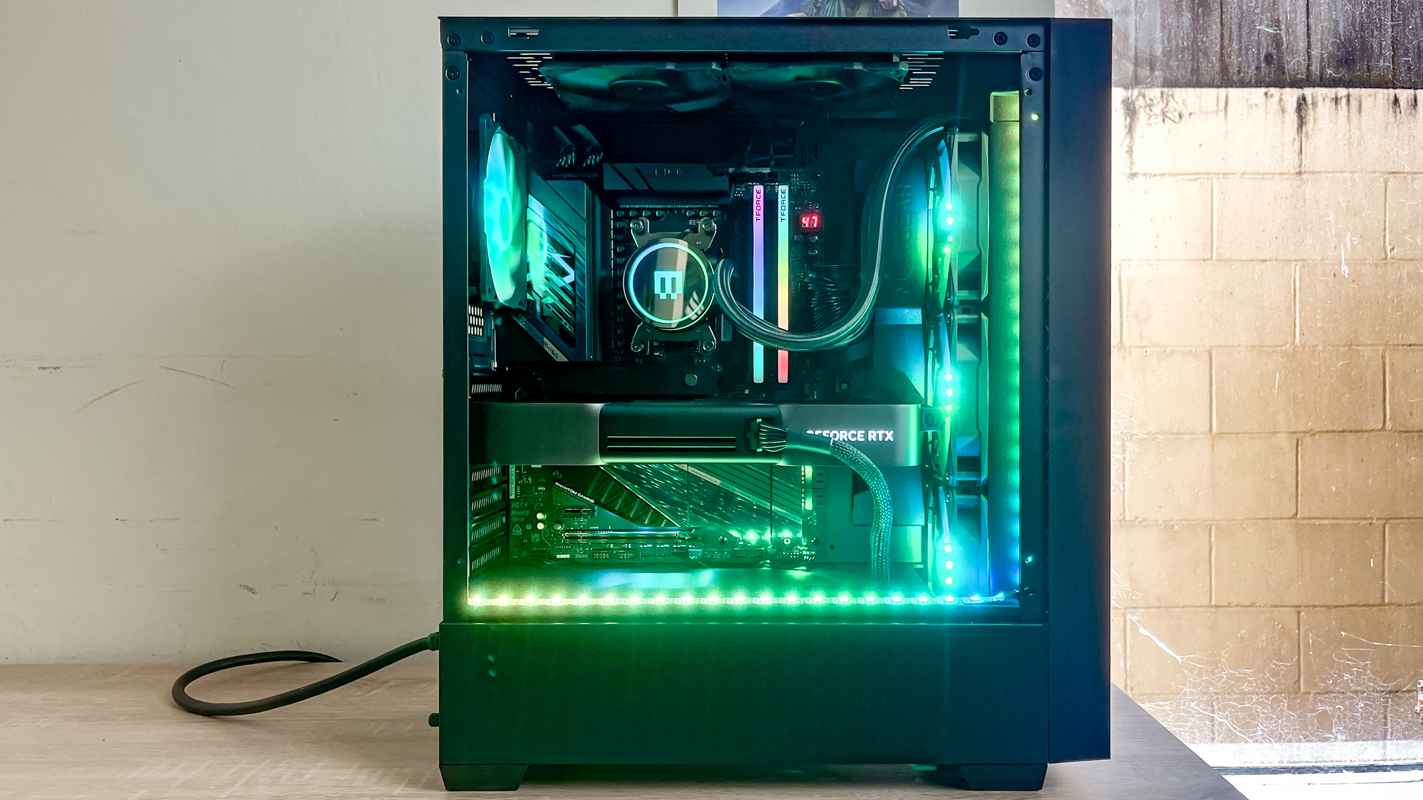 Maingear MG-1 Gaming PC Suppor יחידה בפעולה