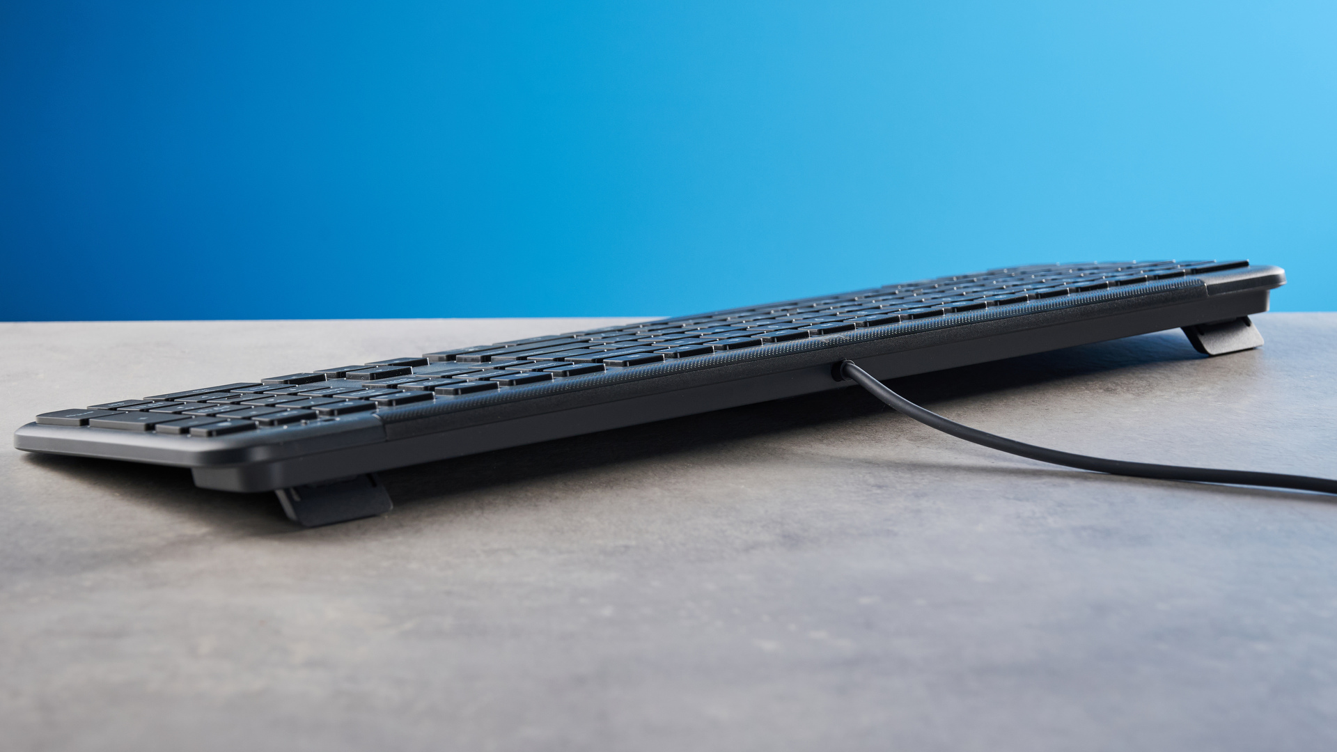 מקלדת Logitech K620 בכביש צבעוני גרפיט אפור שצולם כחלק מקומו MK625 על רקע מסוגל ולבן.