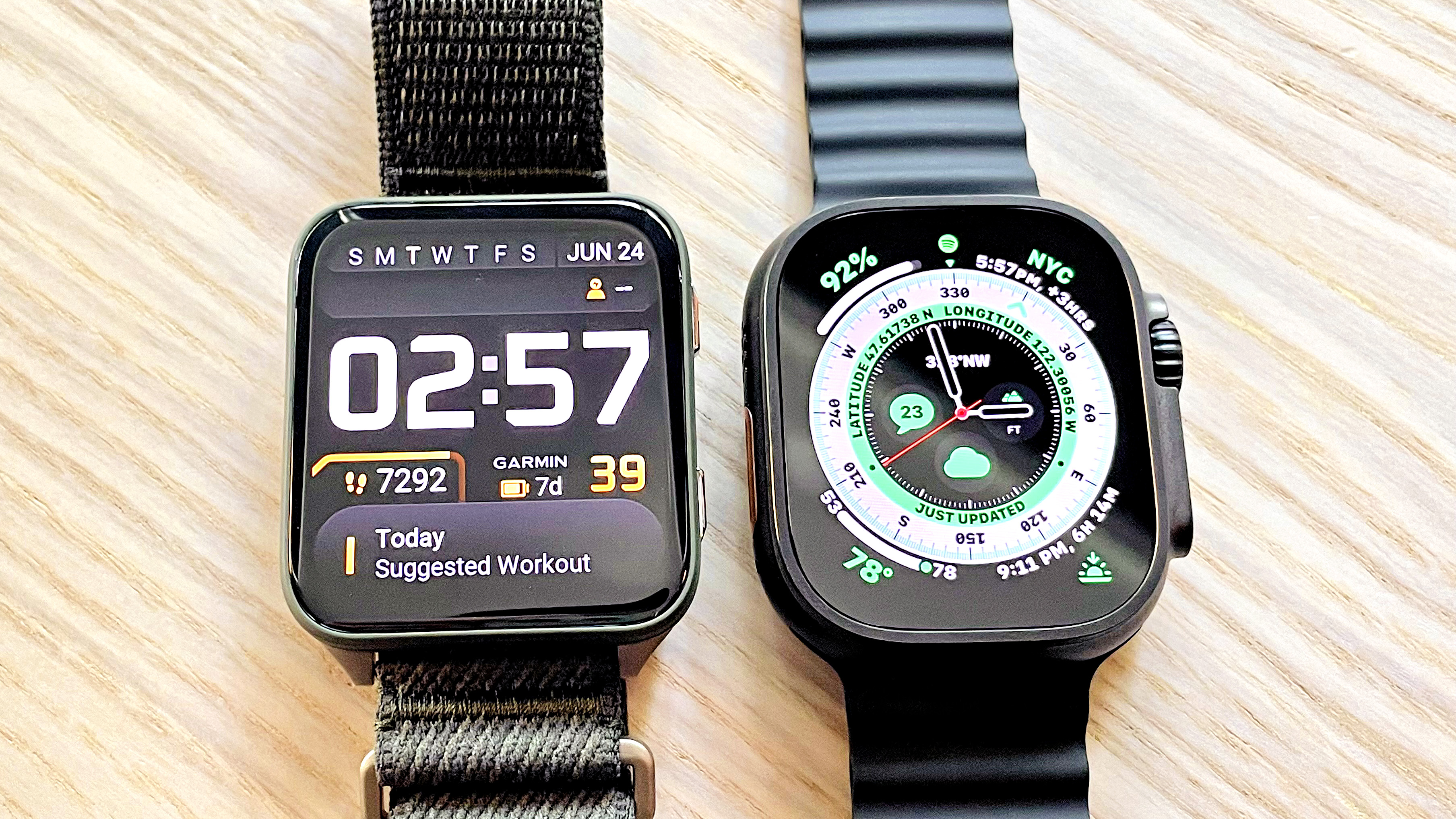מקרוב את שעון החכם Garmin Venu X1 ליד ה- Apple Watch Ultra 2