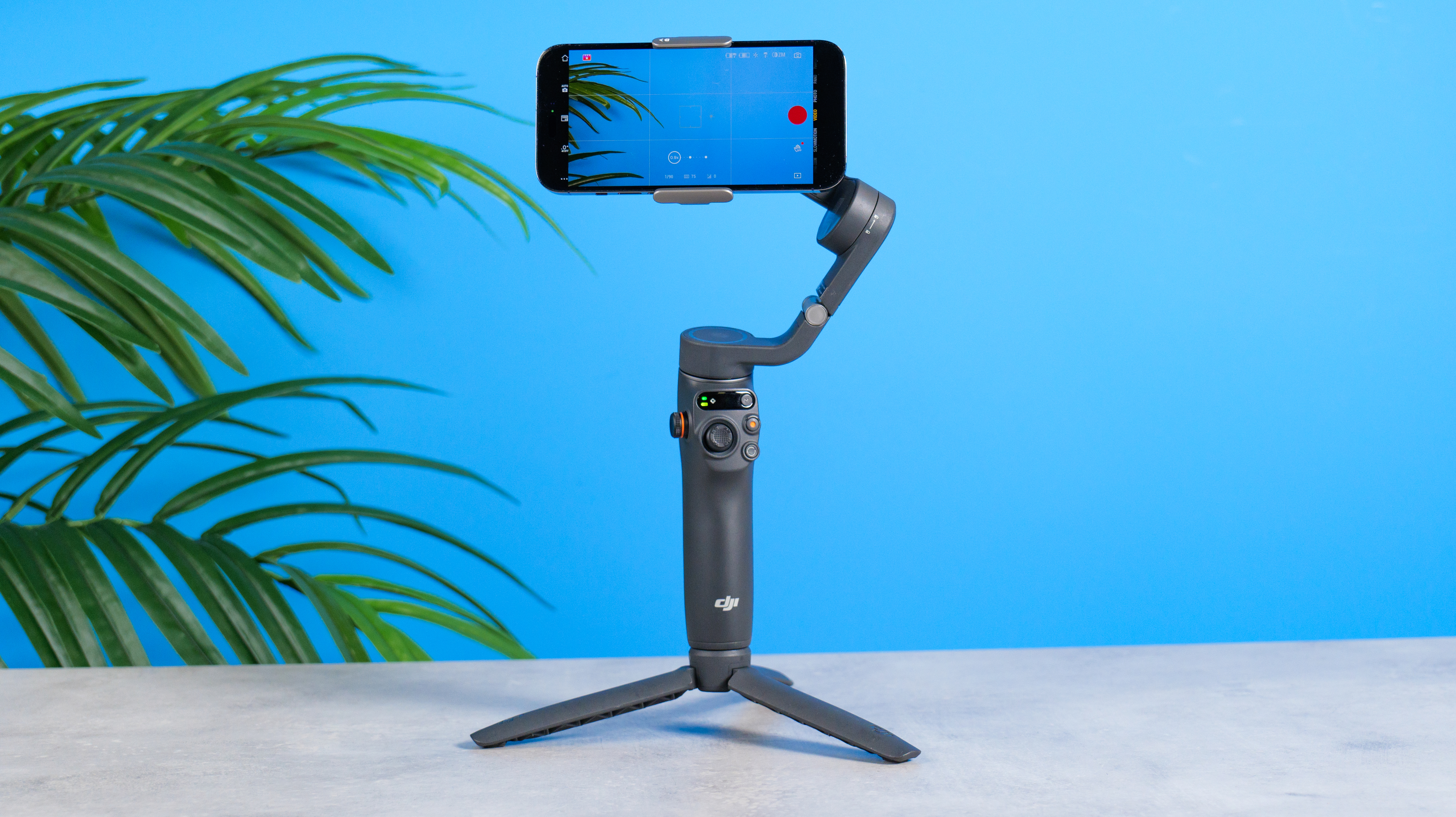 ה- DJI Osmo Mobile 6 Tripod Gimbal עם אייפון במתחם שלו.