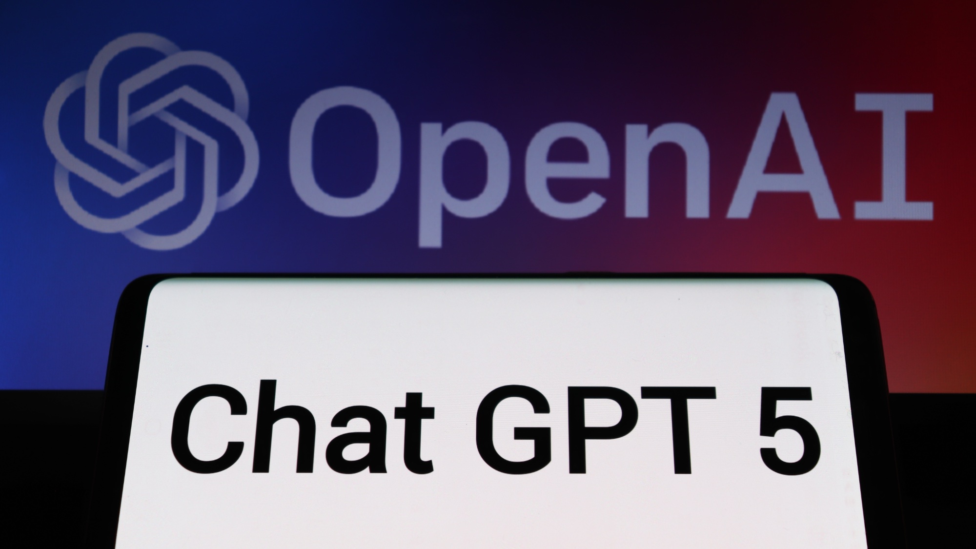 Chatgpt-5 עם לוגו Openai ברקע