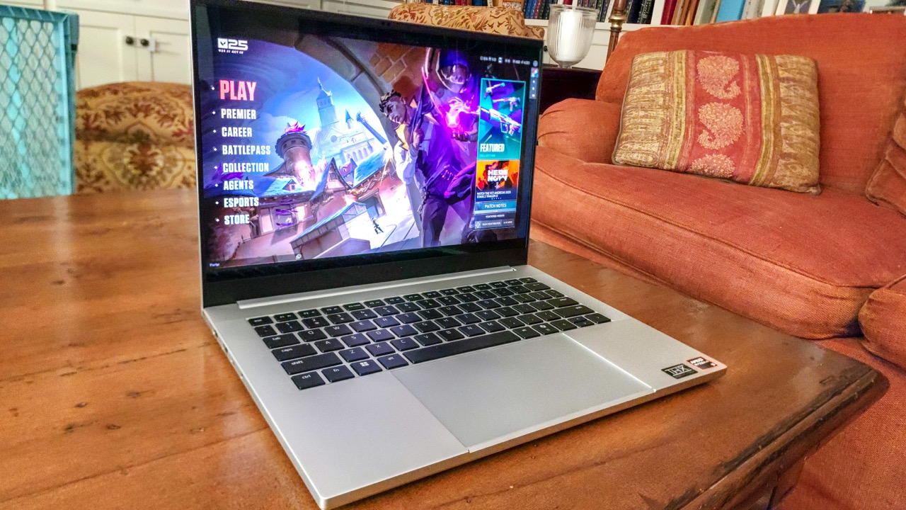 תצוגה של Razer Blade 14 (2025) עם Callorant
