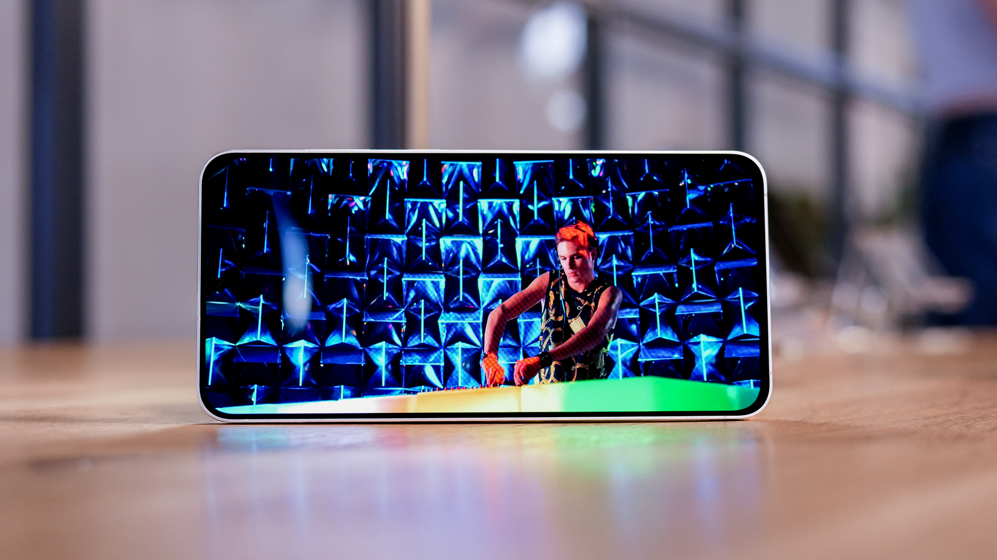 Galaxy S25 Fe בצד שלה עם תמונה בתצוגה שלה