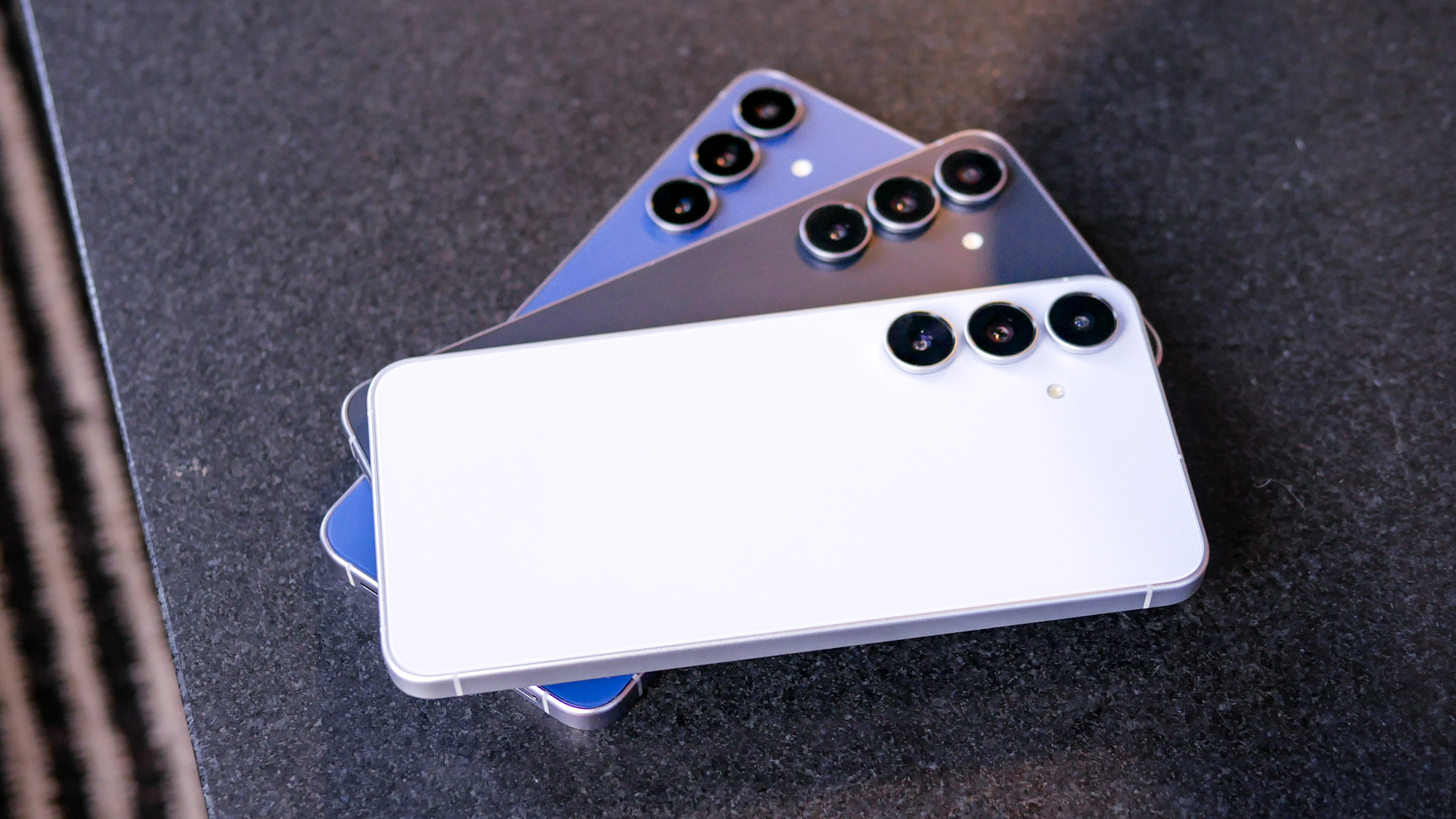 Galaxy S25 Fe מוערמים זה על זה