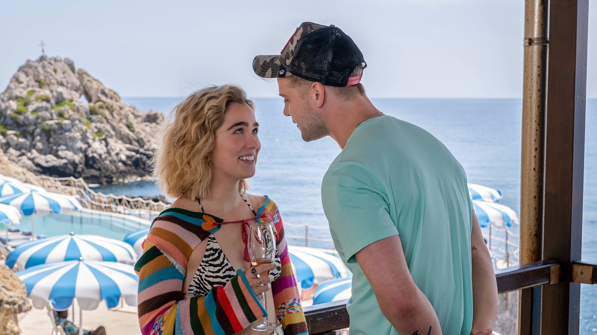 היילי לו ריצ'רדסון בתור פורטיה וליאו וודאל כמו ג'ק בלבן לוטוס עונה 2