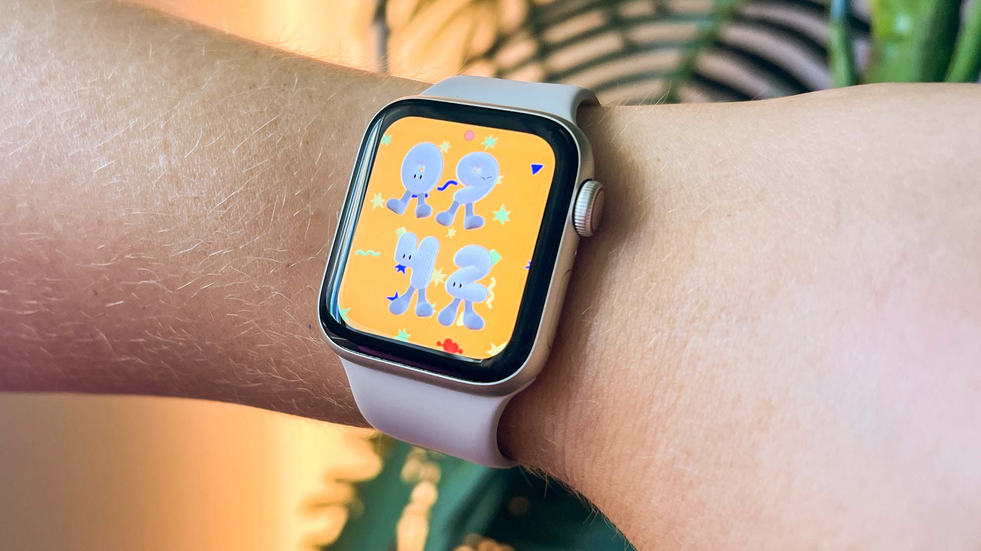 Apple Watch SE (2022) מוצג על שורש כף היד