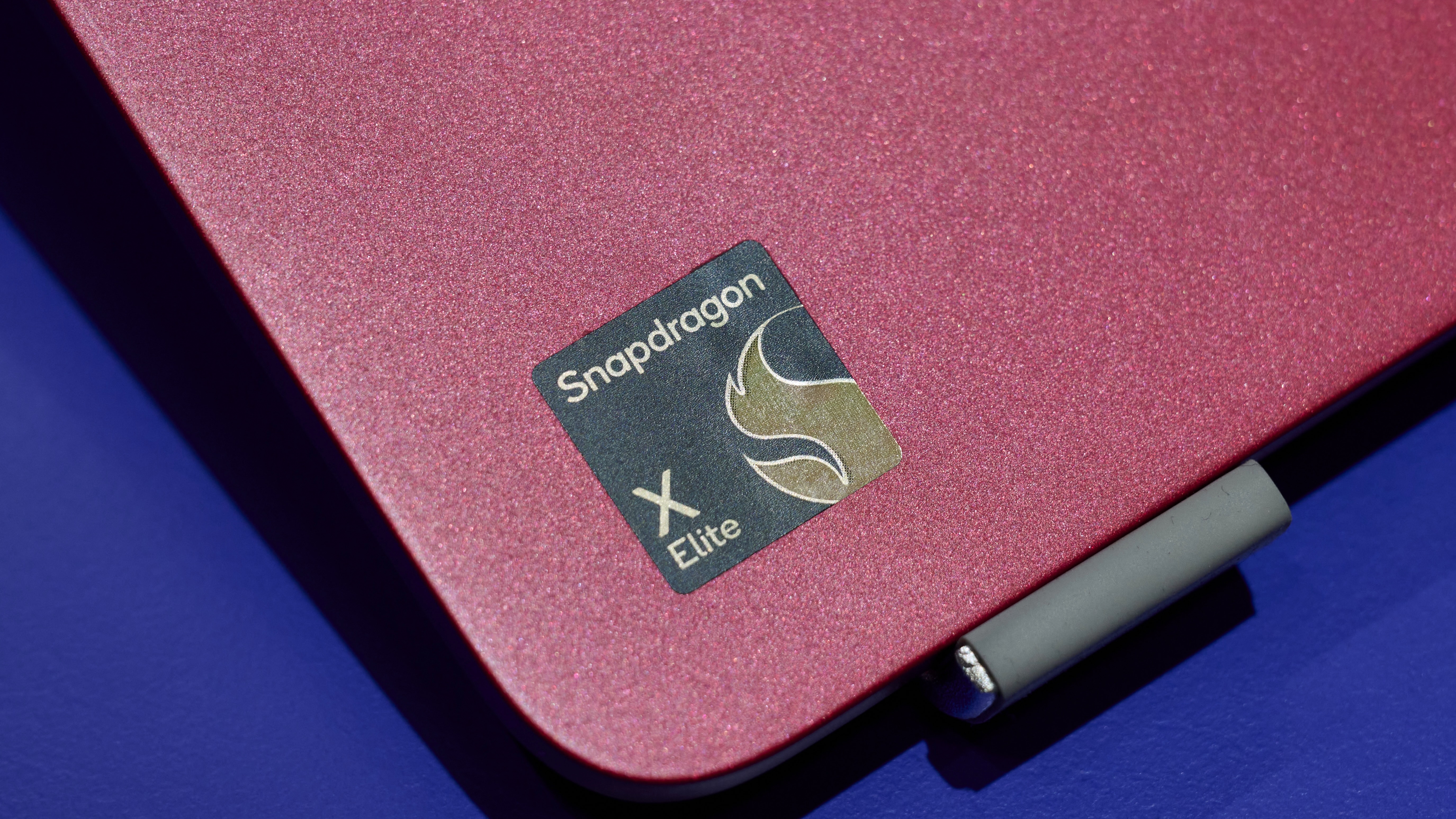 Qualcomm Snapdragon x לוגו שבב עילית במחשב נייד