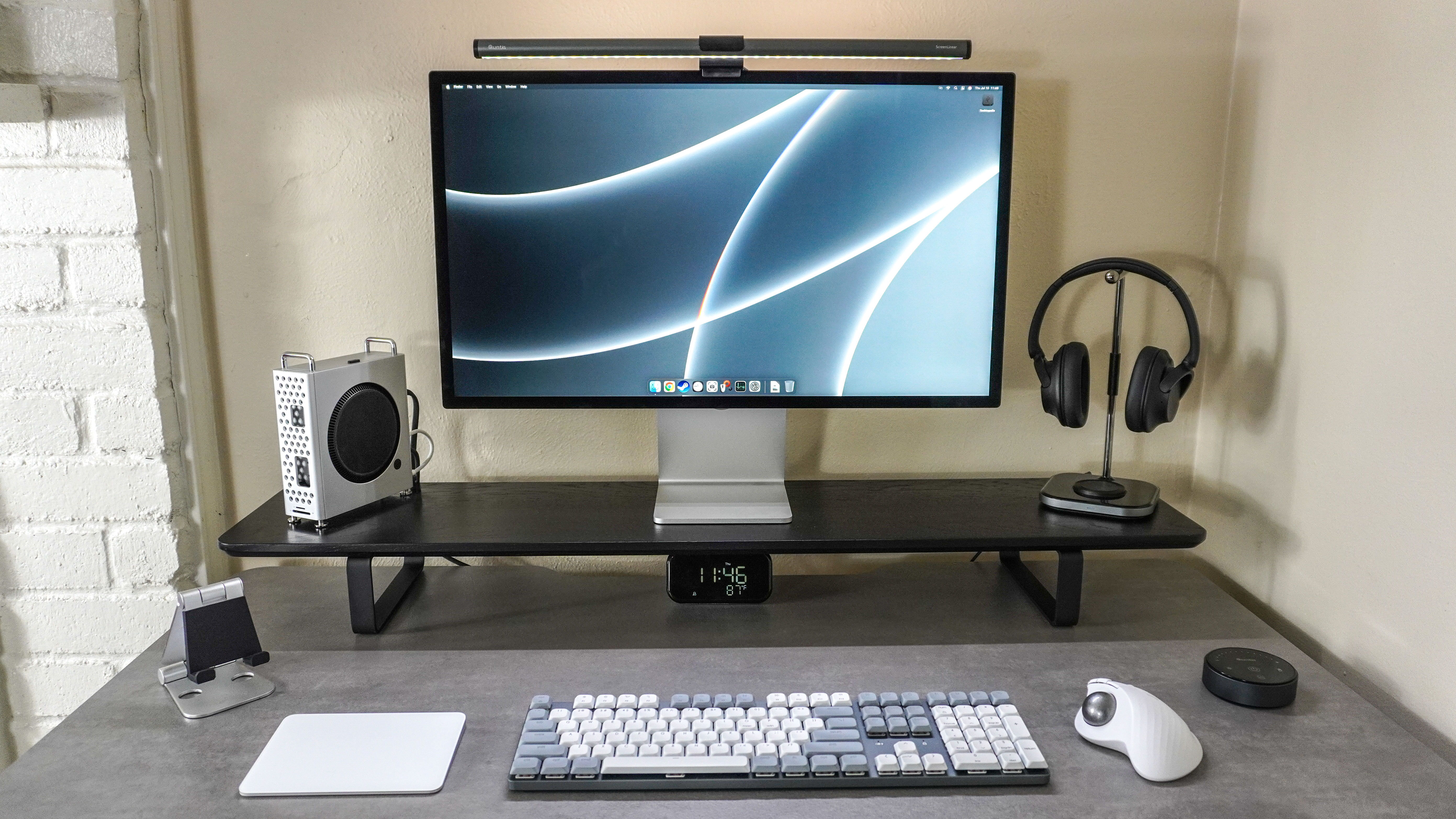 הגדרת שולחן מק של Mac עם Mac Mini M4 משמאל בתוך מארז ה- Orico Minipro Dock