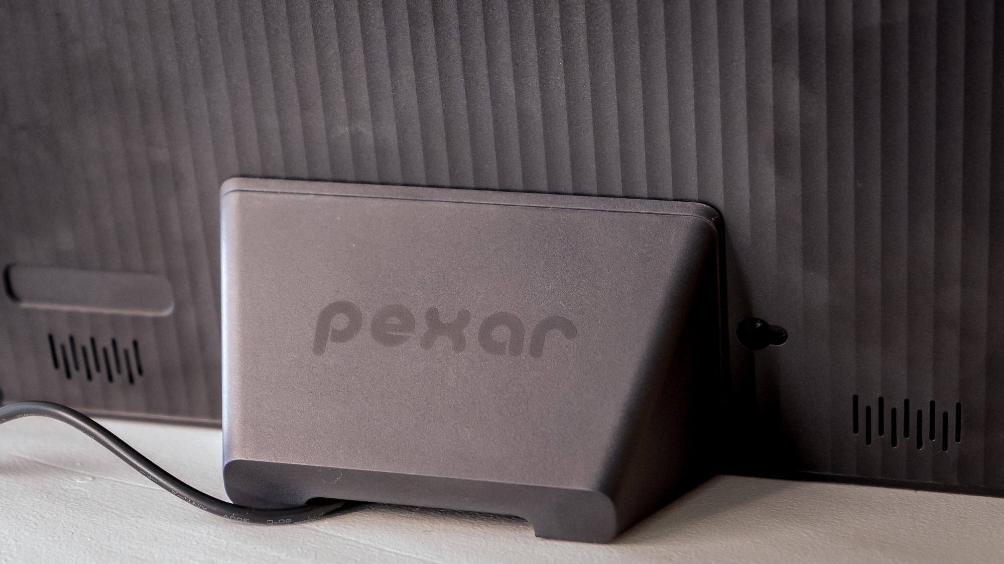 הדוכן מאחורי מסגרת צילום של Lexar Pexar 11 אינץ '