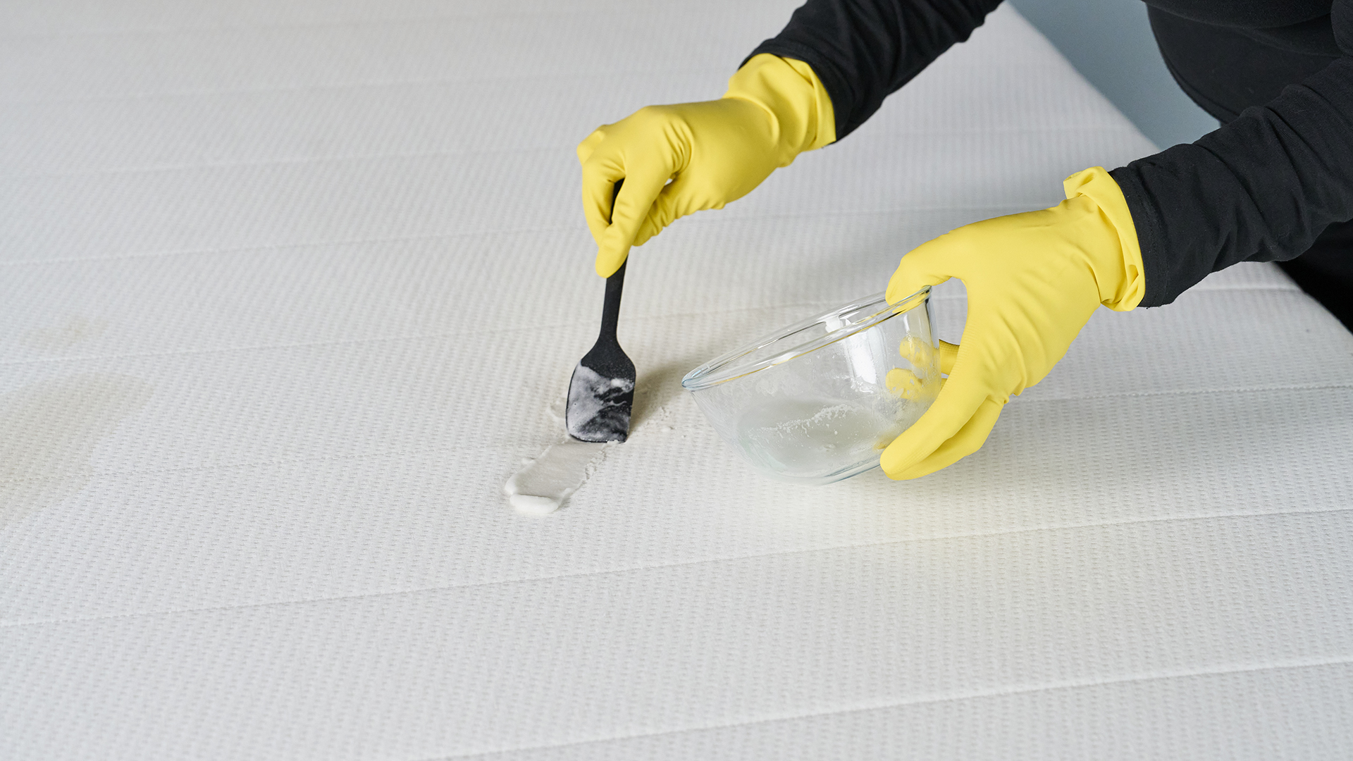 Tom's Guide Sleep Team מערבב סודה לשתייה בקערה ומורח אותה על כתם