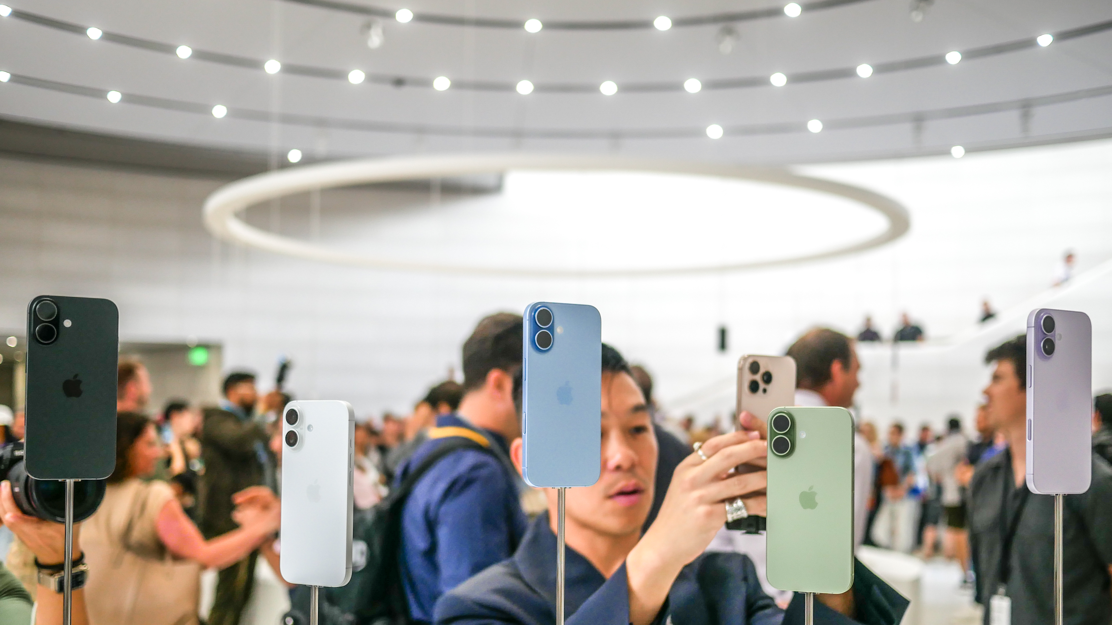 Apple iPhone 17 בצבעים שונים.