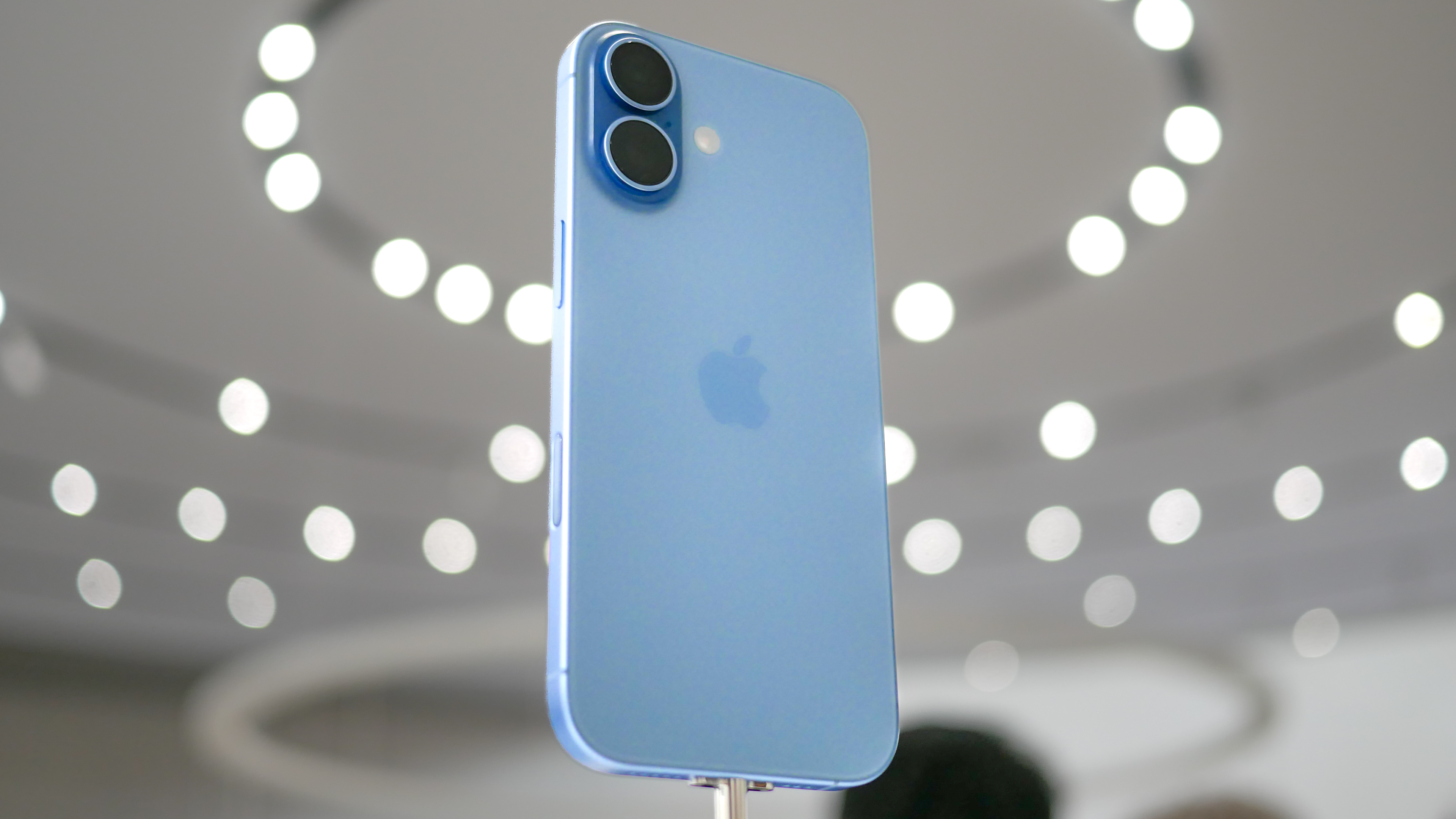 Apple iPhone 17 בחזרה.
