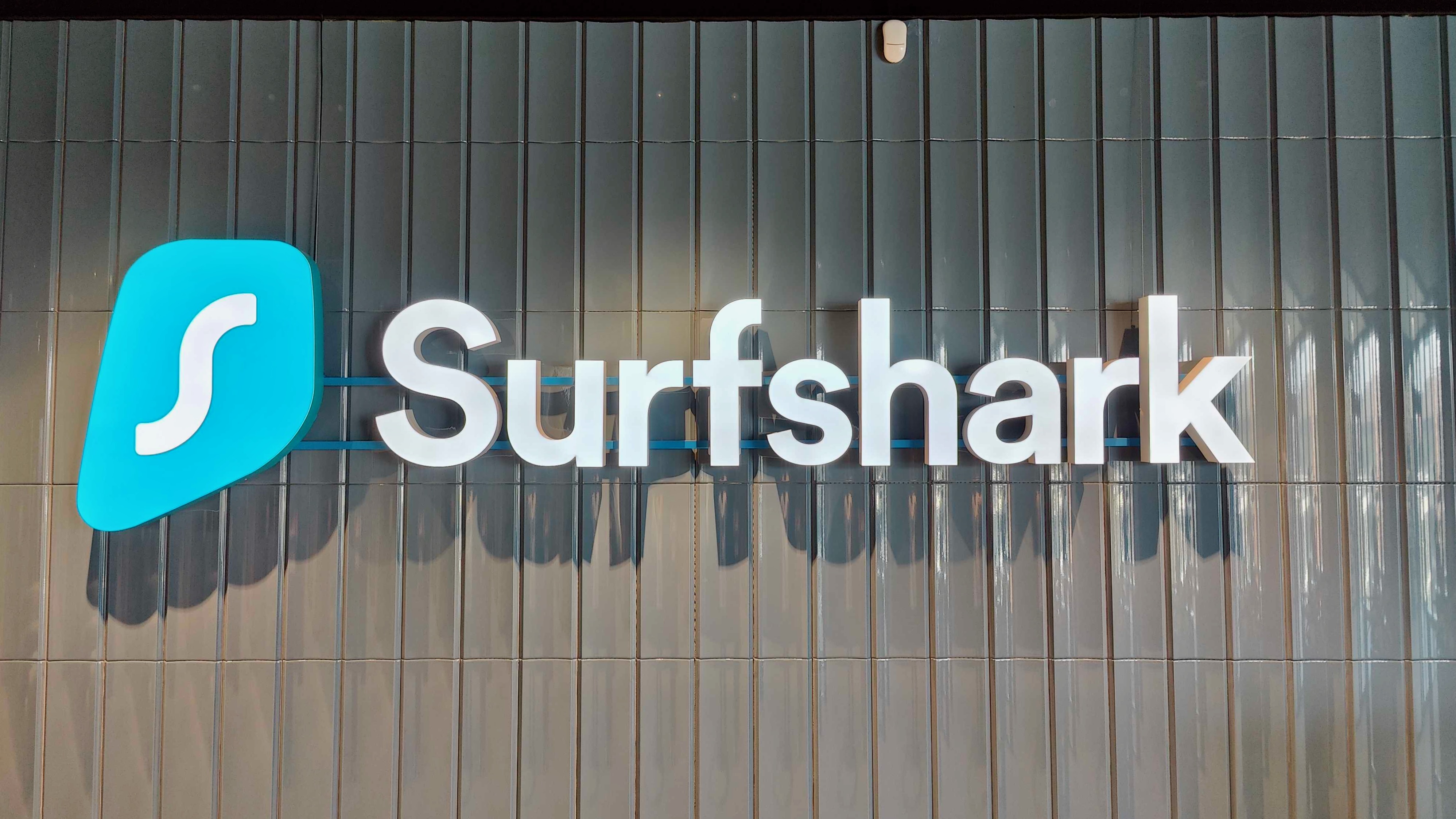 תצלום של שלט מואר גדול הכולל את הלוגו המלא של SurfShark