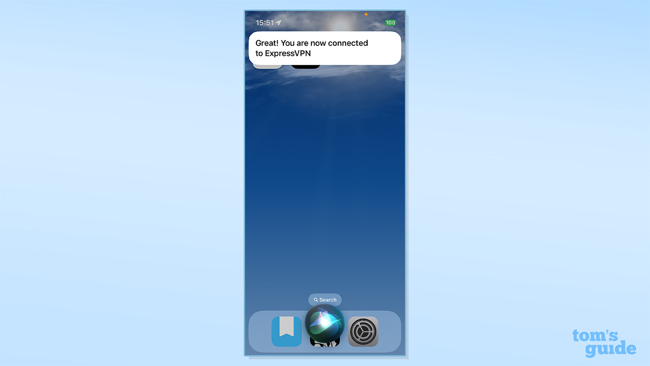 צילום מסך של SIRI המחבר משתמש באייפון ל- ExpressVPN. תגובת סירי ממוקמת בראש המסך וקוראת & quot; נהדר! אתה מחובר כעת ל- ExpressVPN & quot;