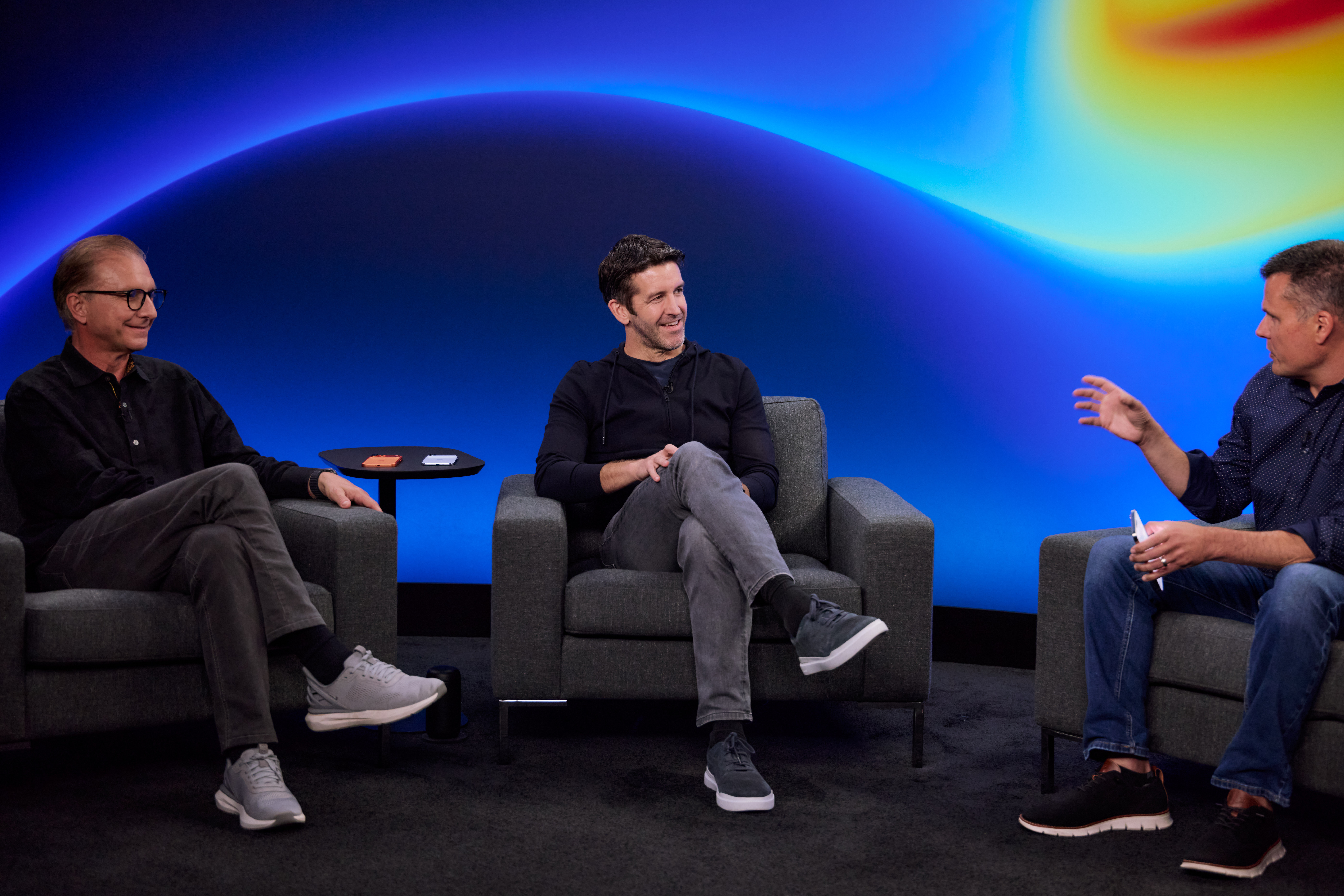 גרג ג'וסוויאק של אפל, ג'ון טרנוס ומארק ספונאואר