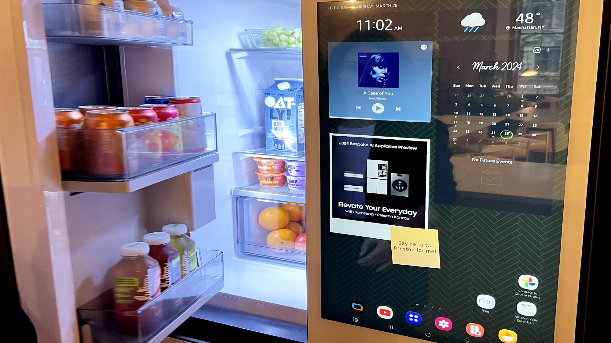 Samsung BESPOKE AI SCERVER SCANS אוכל עם תפריט מסך מגע מוצג
