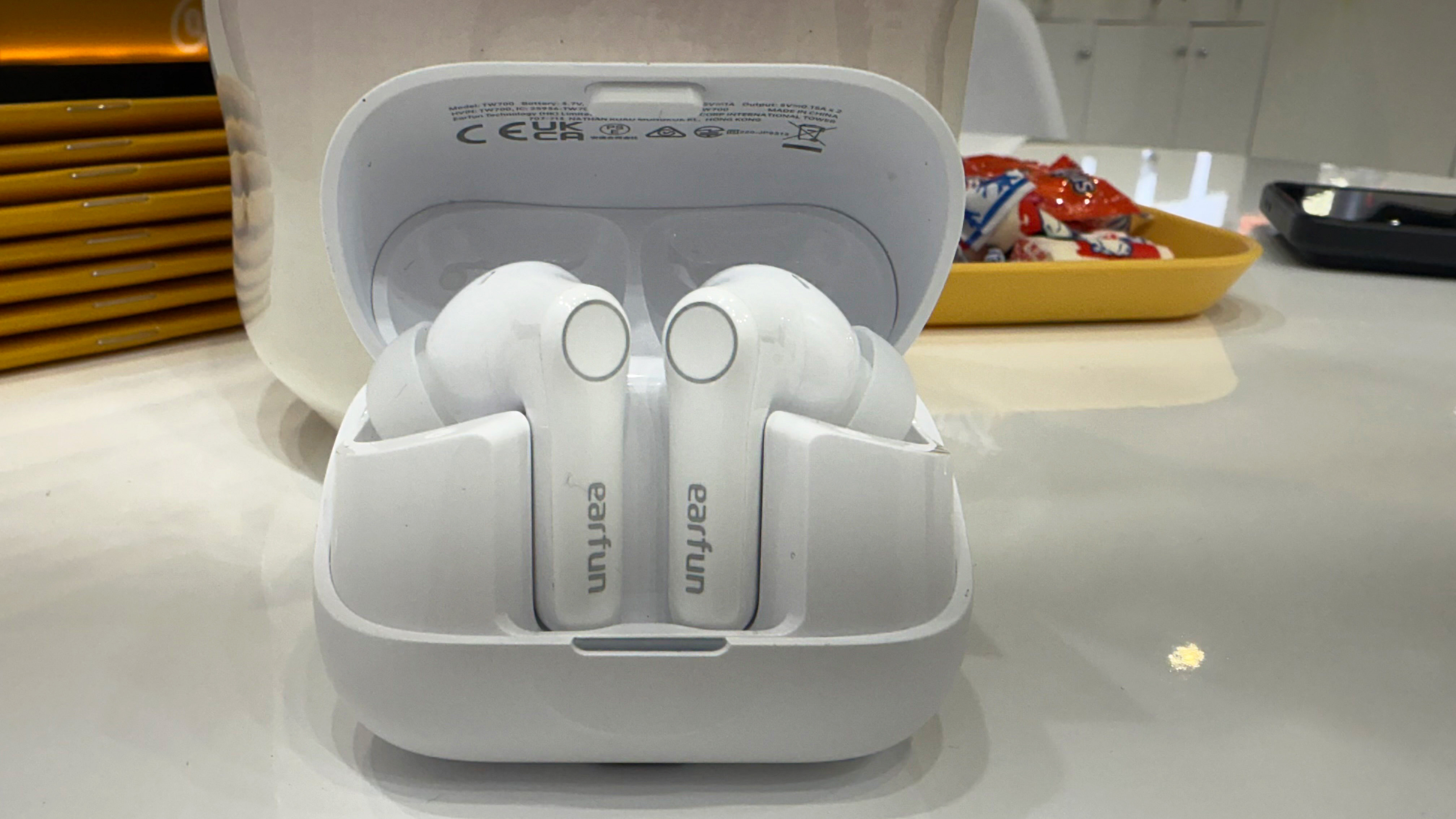 Earfun Air Pro 4+ אוזניות בלבן המראות את מקרה הטעינה, התאמה זוויתית וטיפים לאוזן סיליקון