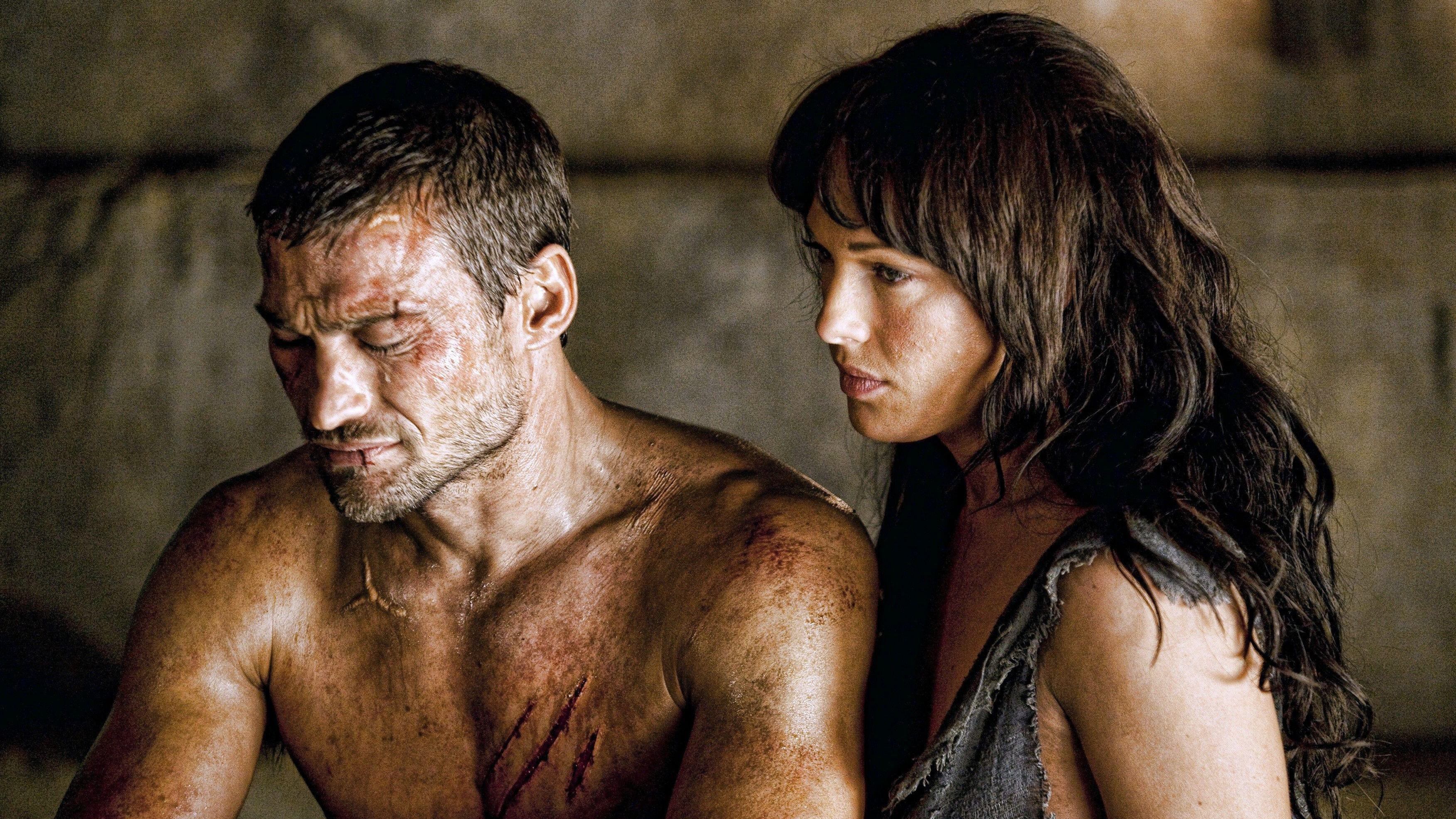 LR: אנדי וויטפילד וארין קאמינגס בסצנה מתוך & quot; spartacus: דם וחול & quot;