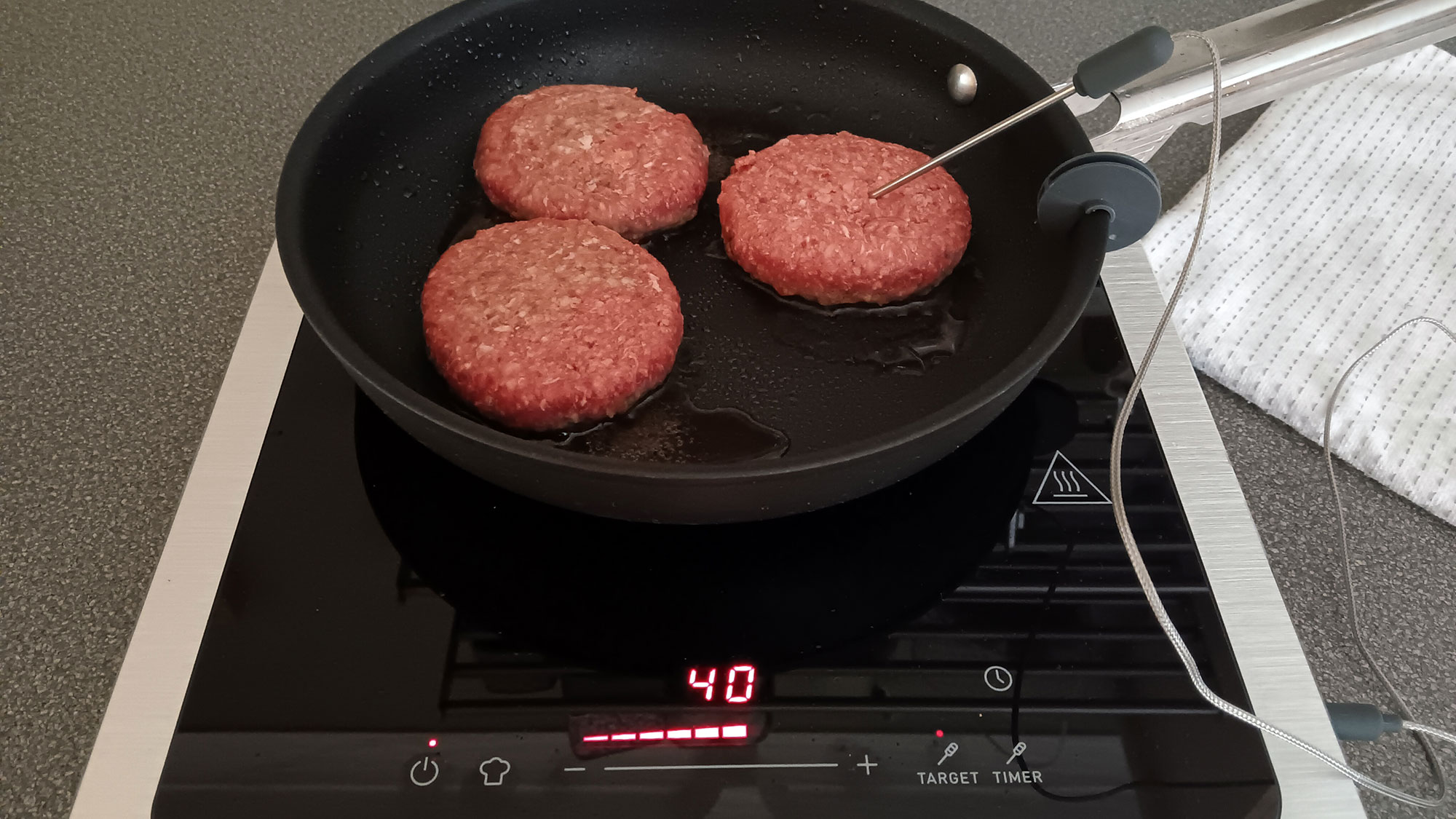 המבורגרים מטגנים על כיריים אינדוקציה ניידת של SMEG