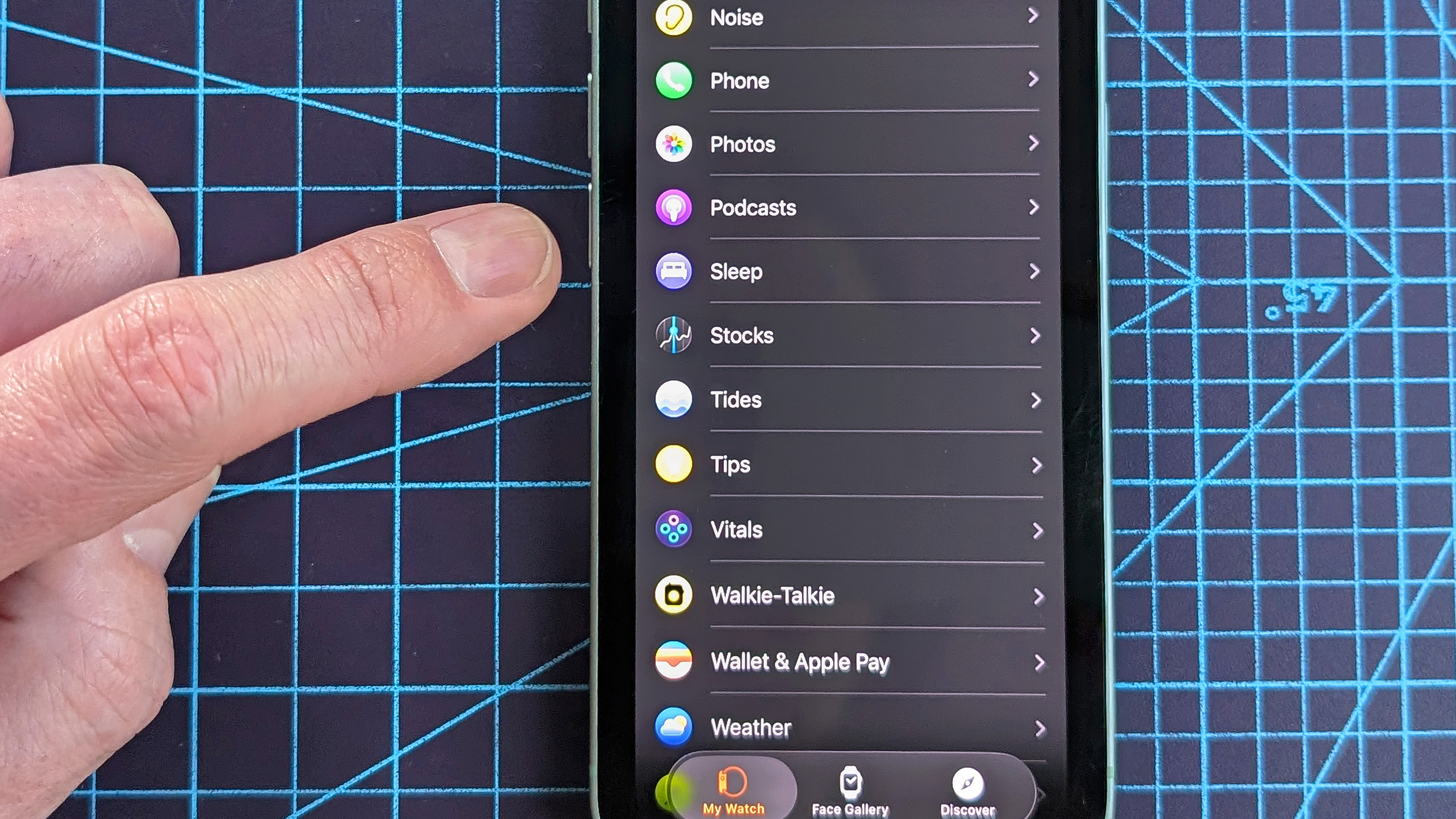 מקרוב של משתמש הגדרת תכונת ציון השינה של Apple Watch